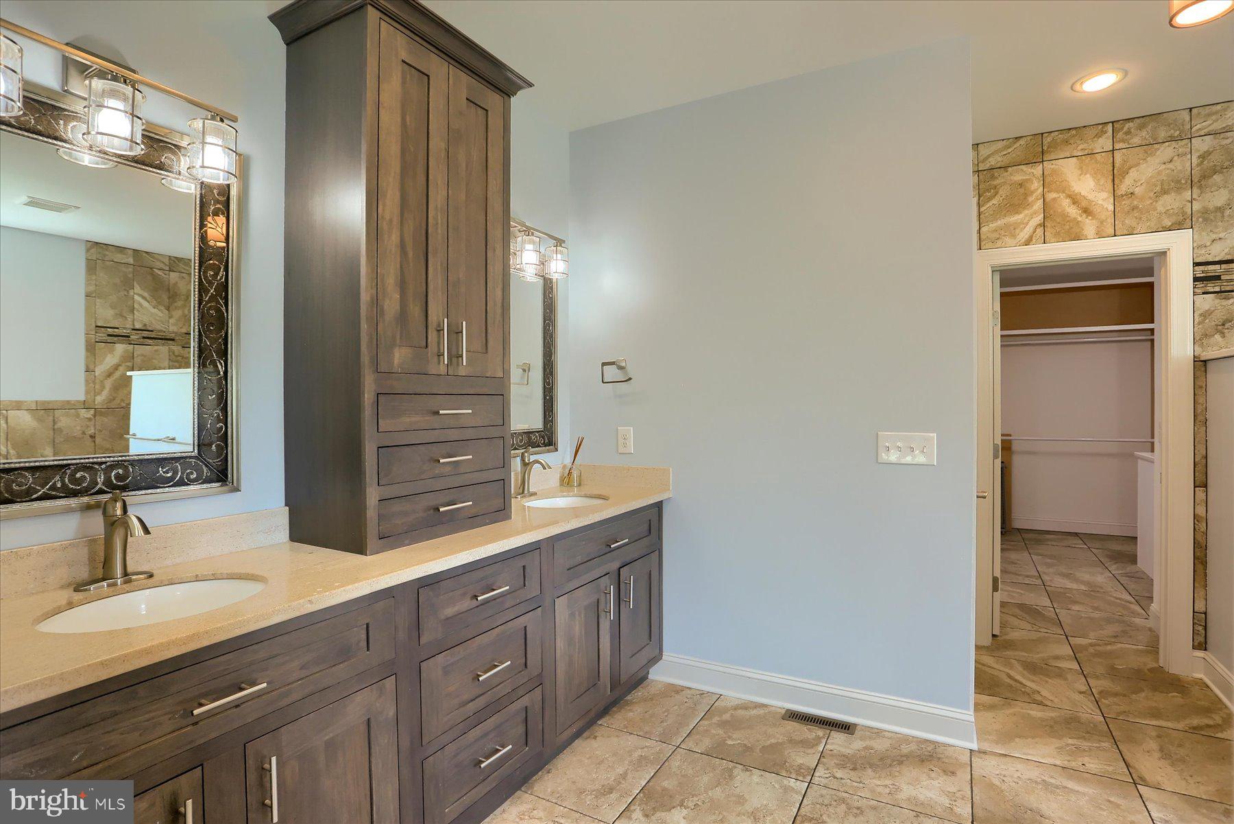 RICH VALLEY MANOR - Residential