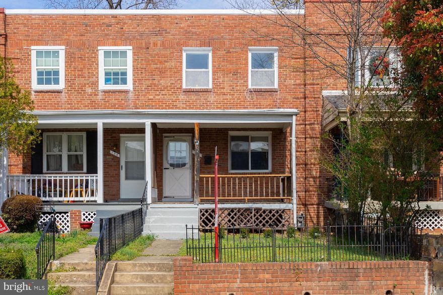 3 Level townhome with over 1400 sq ft.  2 bed, 2 bath, with an expanded addition off the back. There is a 3rd room for guests or an office on the lower level, a front porch, a private fenced in backyard/patio, walk out basement and off street parking for 2 cars. Conveniently located in the Lynhaven community which offers walkability to Del Ray, Potomac Yards and the new metro stop! Within a 10 minute drive to Washington DC, Old Town Alexandria and National Landing!