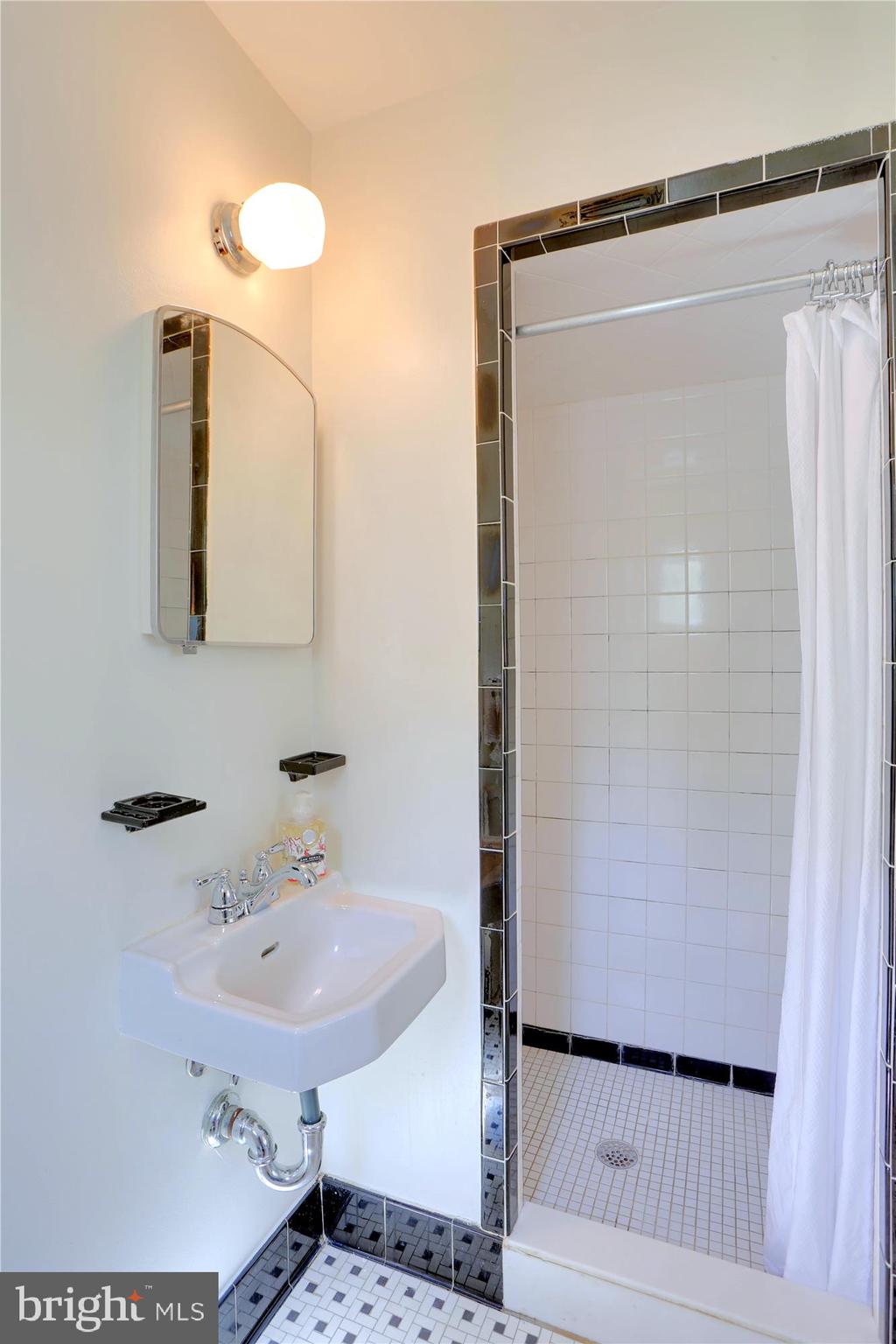 WHITE OAK MANOR - Residential