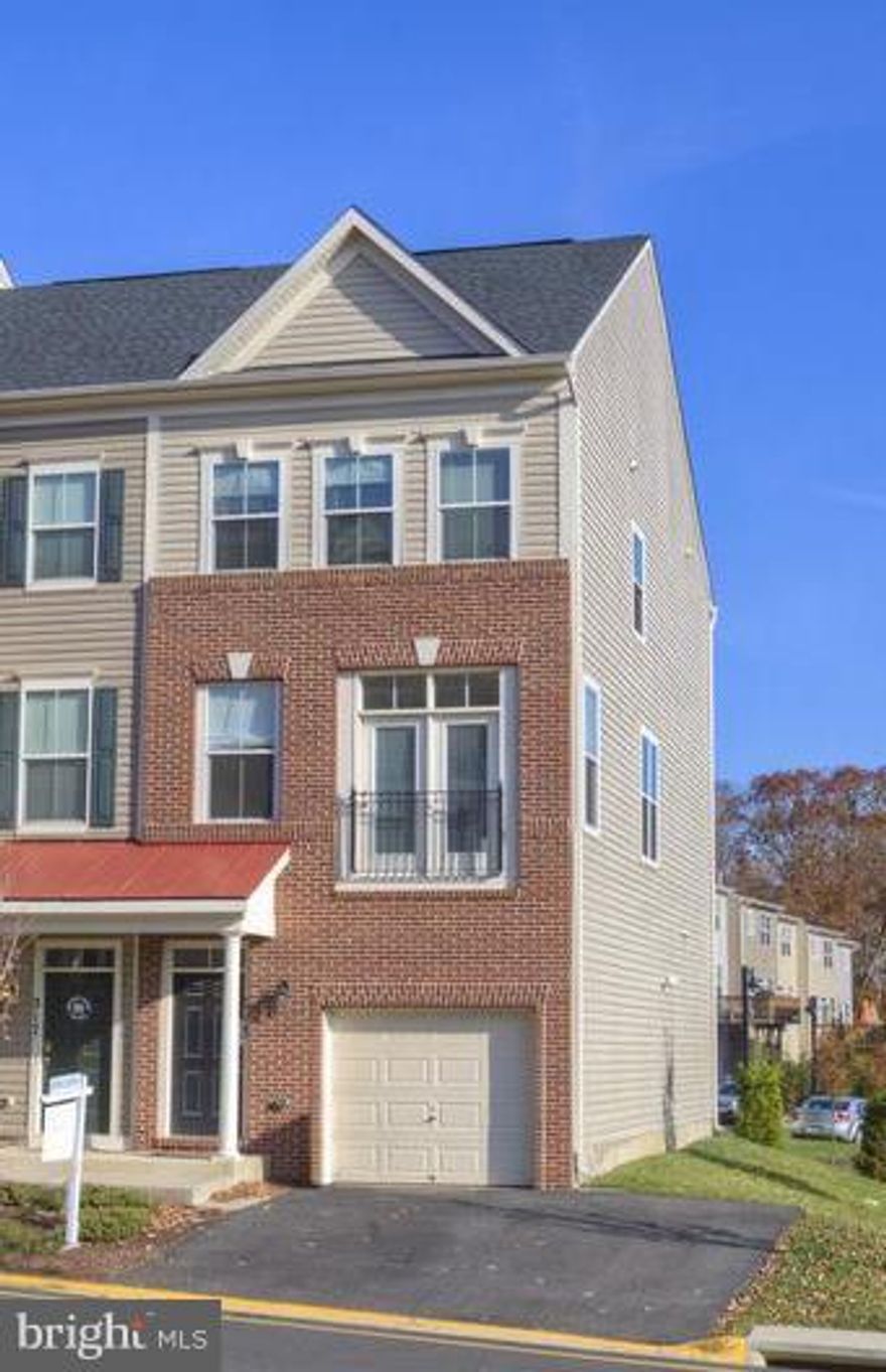 How would you like to come home to a recently built, brick front end unit townhouse? Look no further this beautiful end unit townhouse is conveniently located in an amenity filled neighborhood in the heart of North Stafford.  Entertain your guest in this open floor concept home,  looking out to well maintained landscape. Don t miss out in calling this place your HOME!