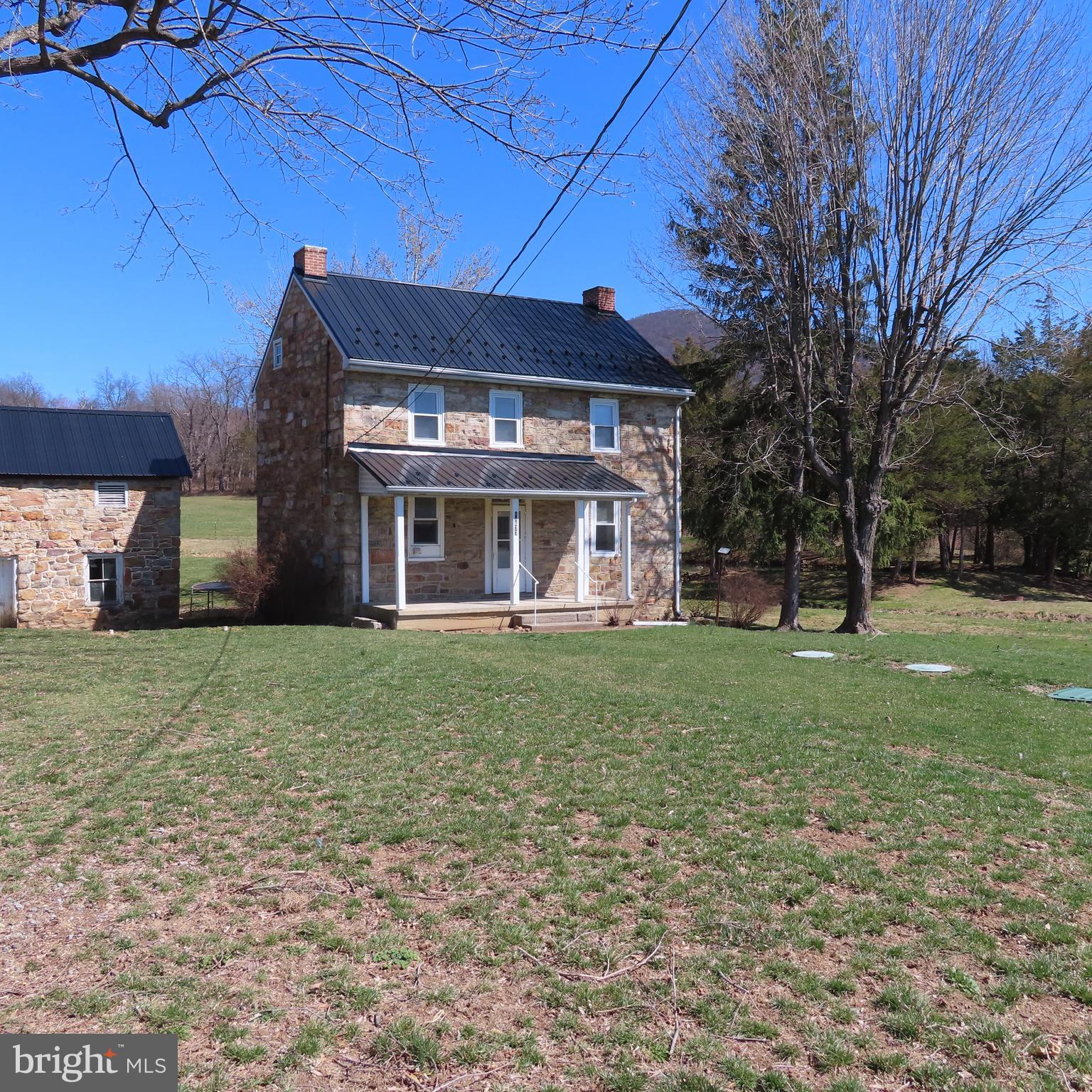 Recently updated 1 bedroom 1 bath detached home. New Flooring and Paint.
