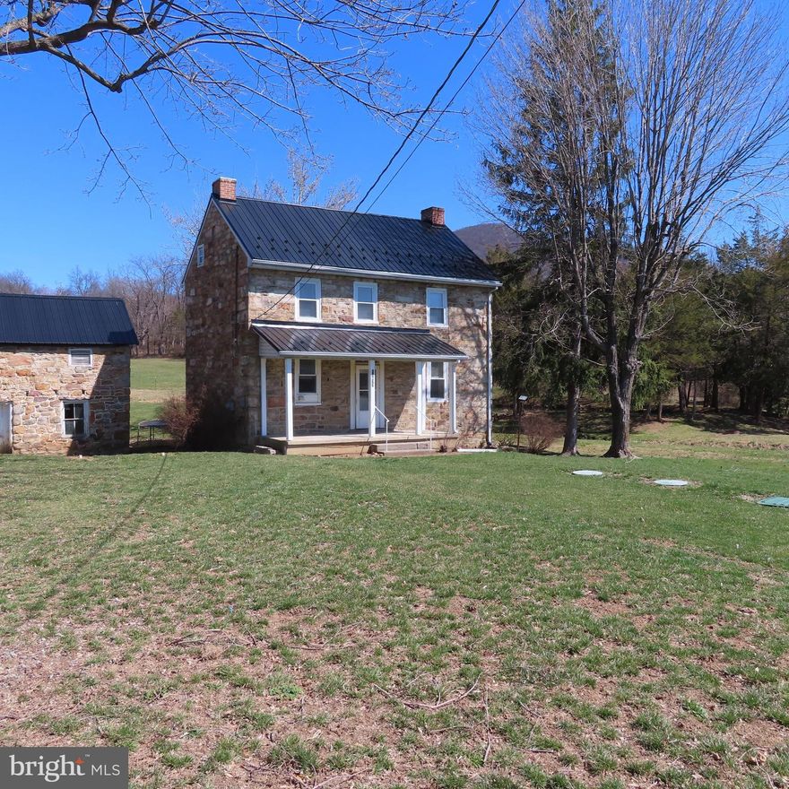 Recently updated 1 bedroom 1 bath detached home.  New Flooring and Paint.