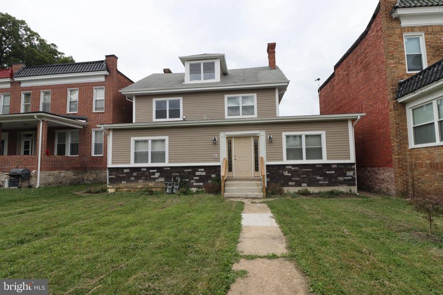 Luxury 3 en-suite bedroom unit with gourmet chef's kitchen with high-end stainless steel appliances, powder room, large yard for entertaining. Major transportation and shopping nearby. Section-8 welcomed!!!