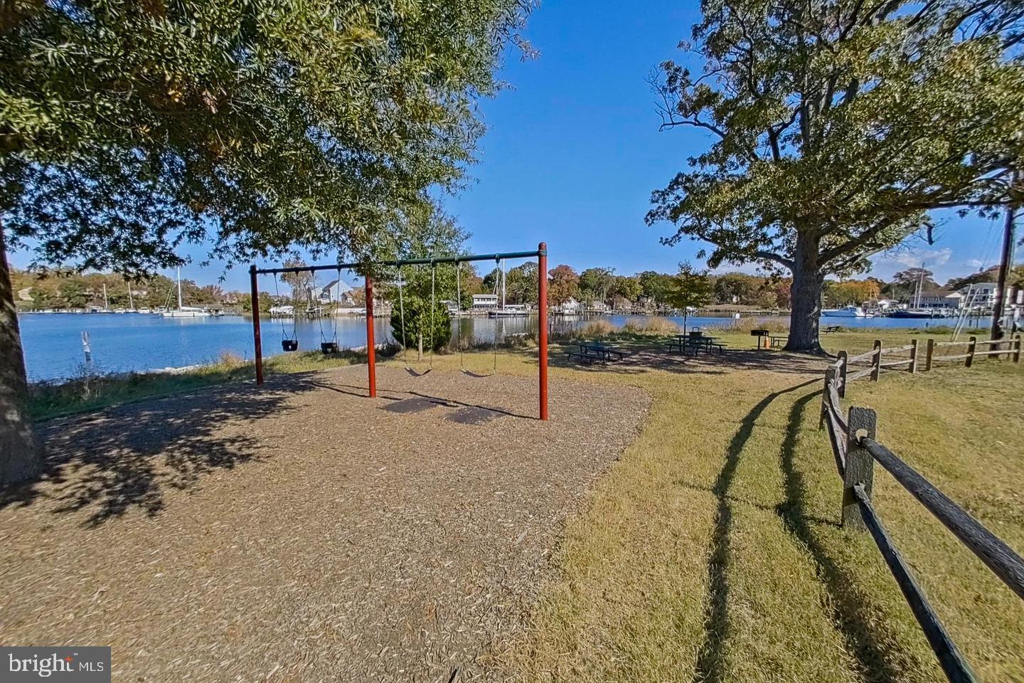 WOODLAND BEACH - Residential