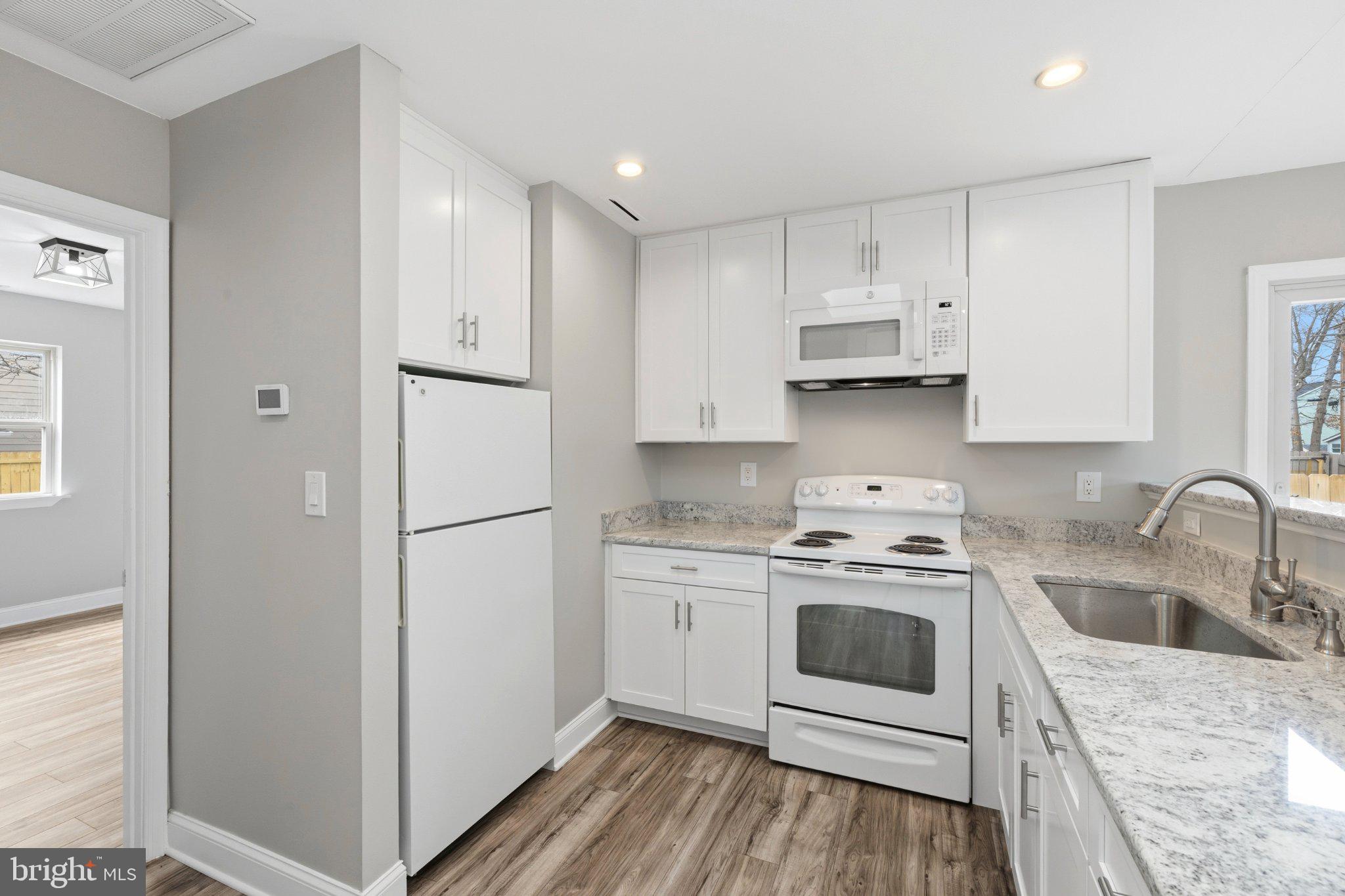 WOODLAND BEACH - Residential