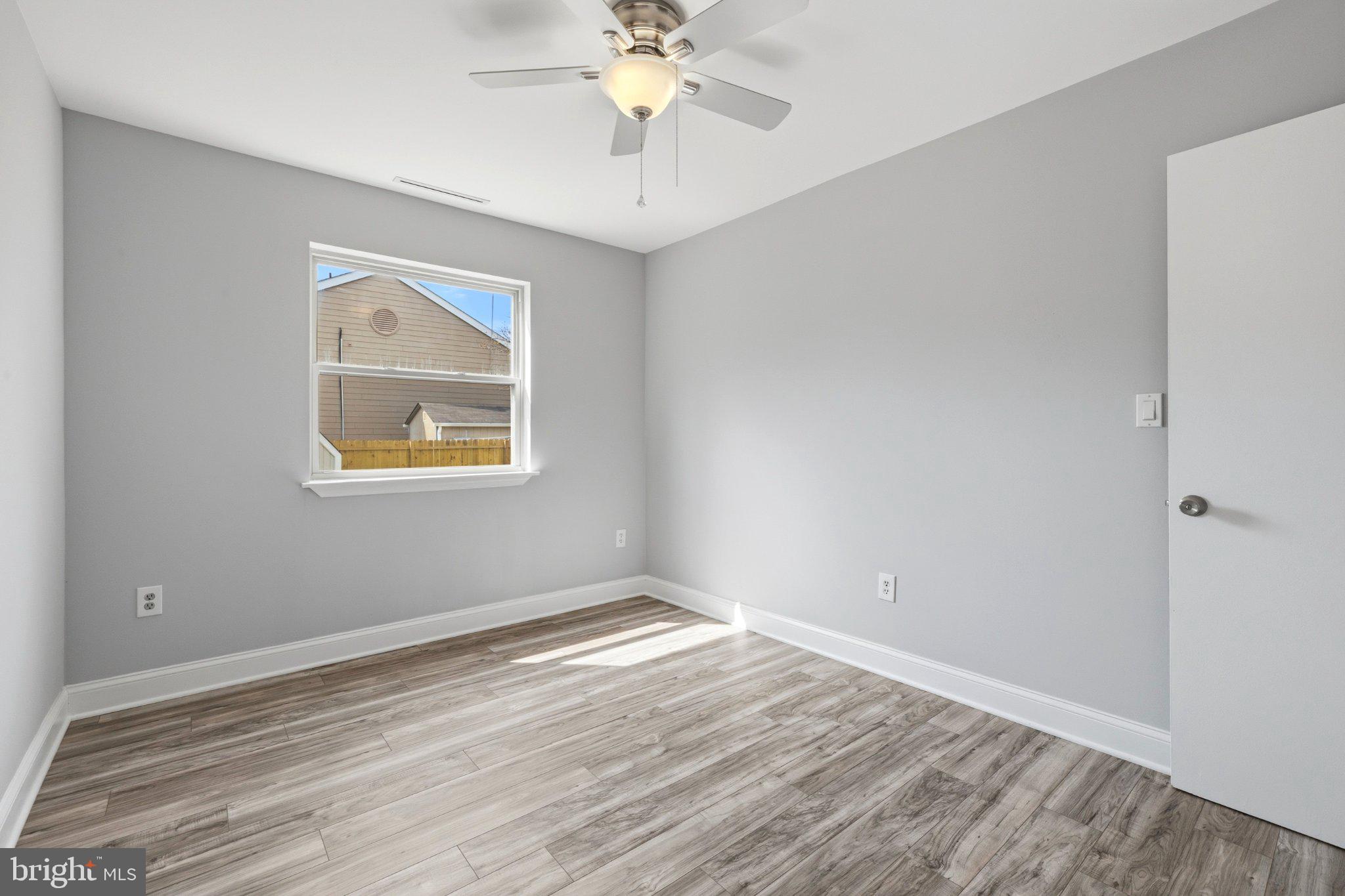 WOODLAND BEACH - Residential