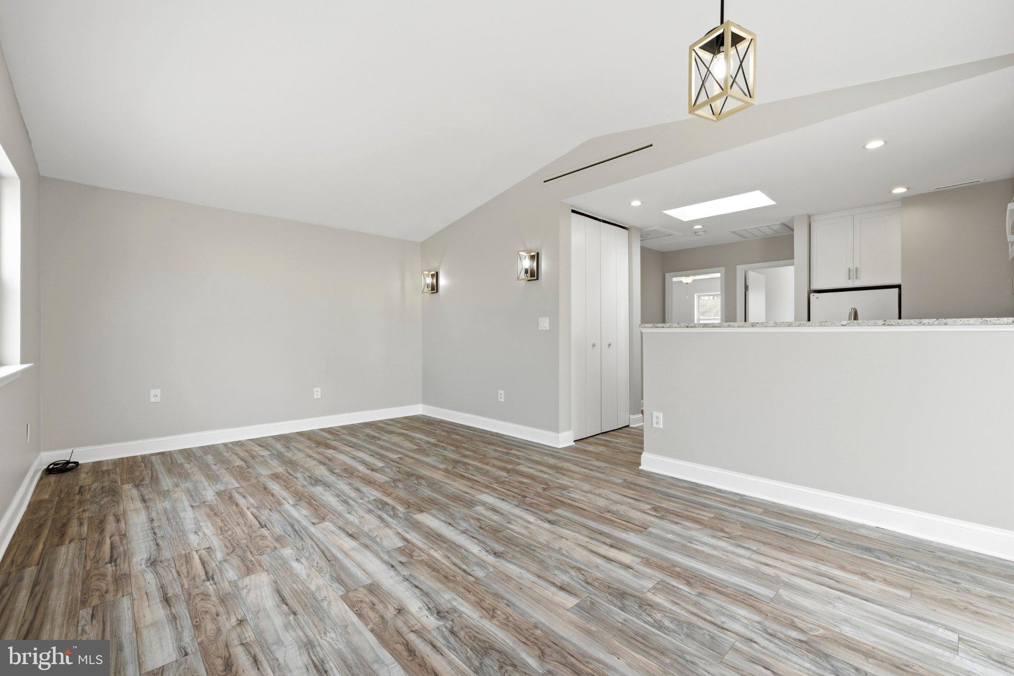 WOODLAND BEACH - Residential