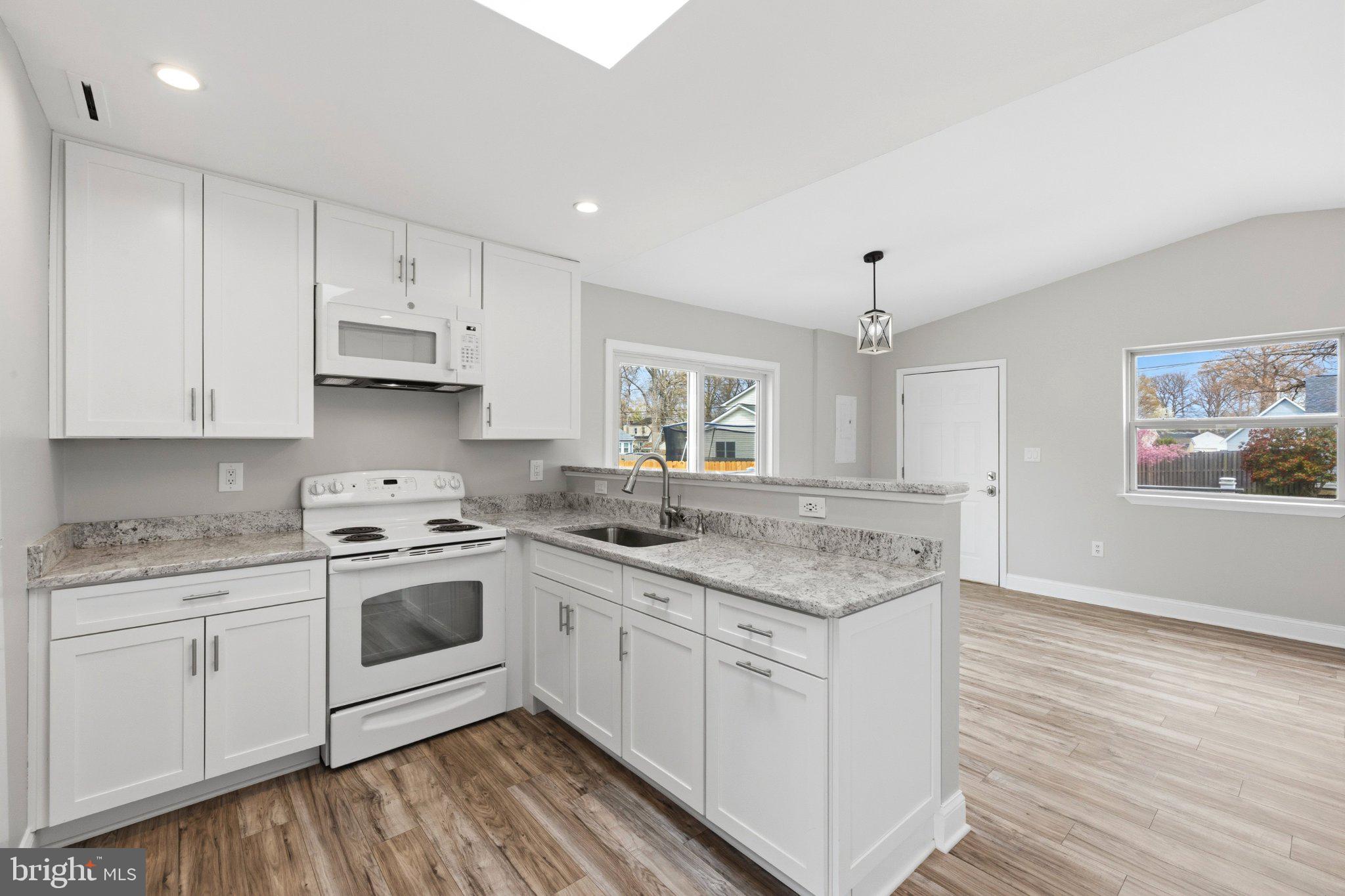 WOODLAND BEACH - Residential