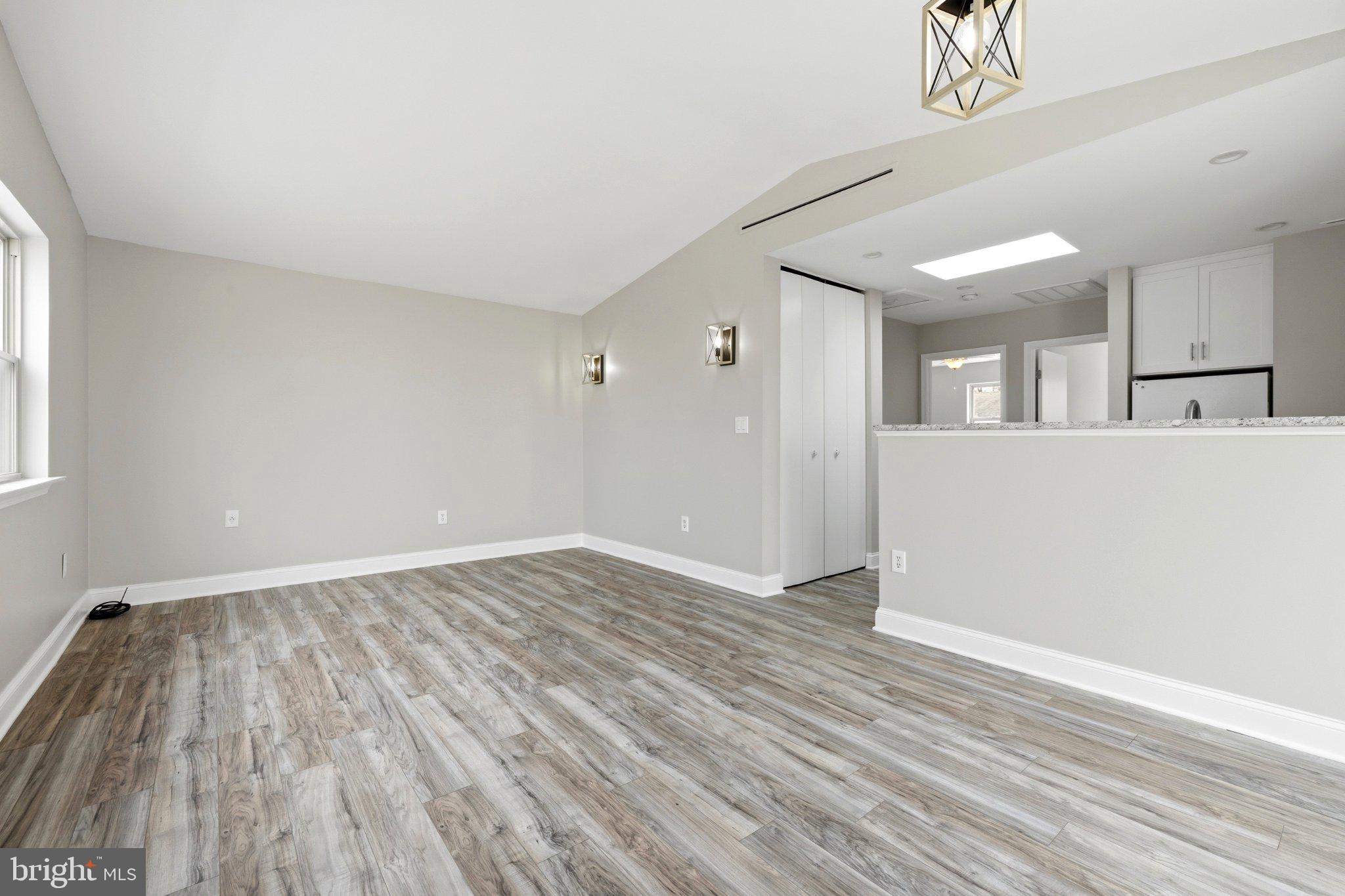 WOODLAND BEACH - Residential