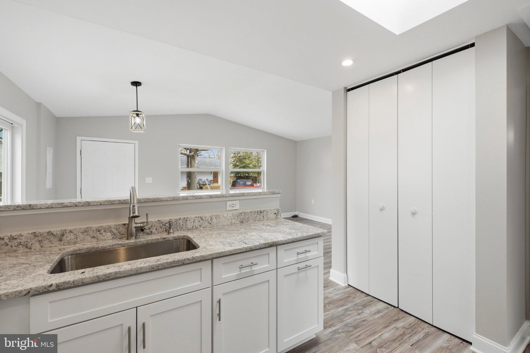 WOODLAND BEACH - Residential