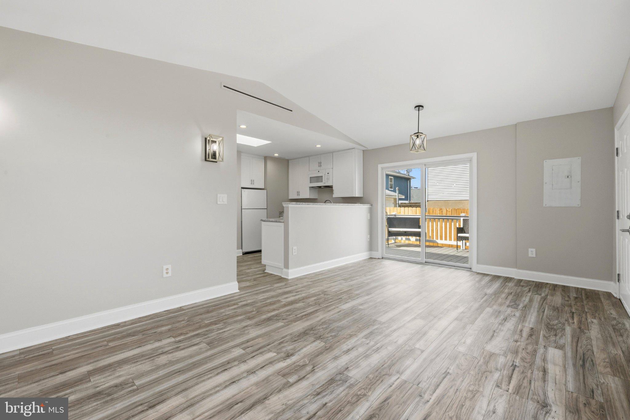 WOODLAND BEACH - Residential