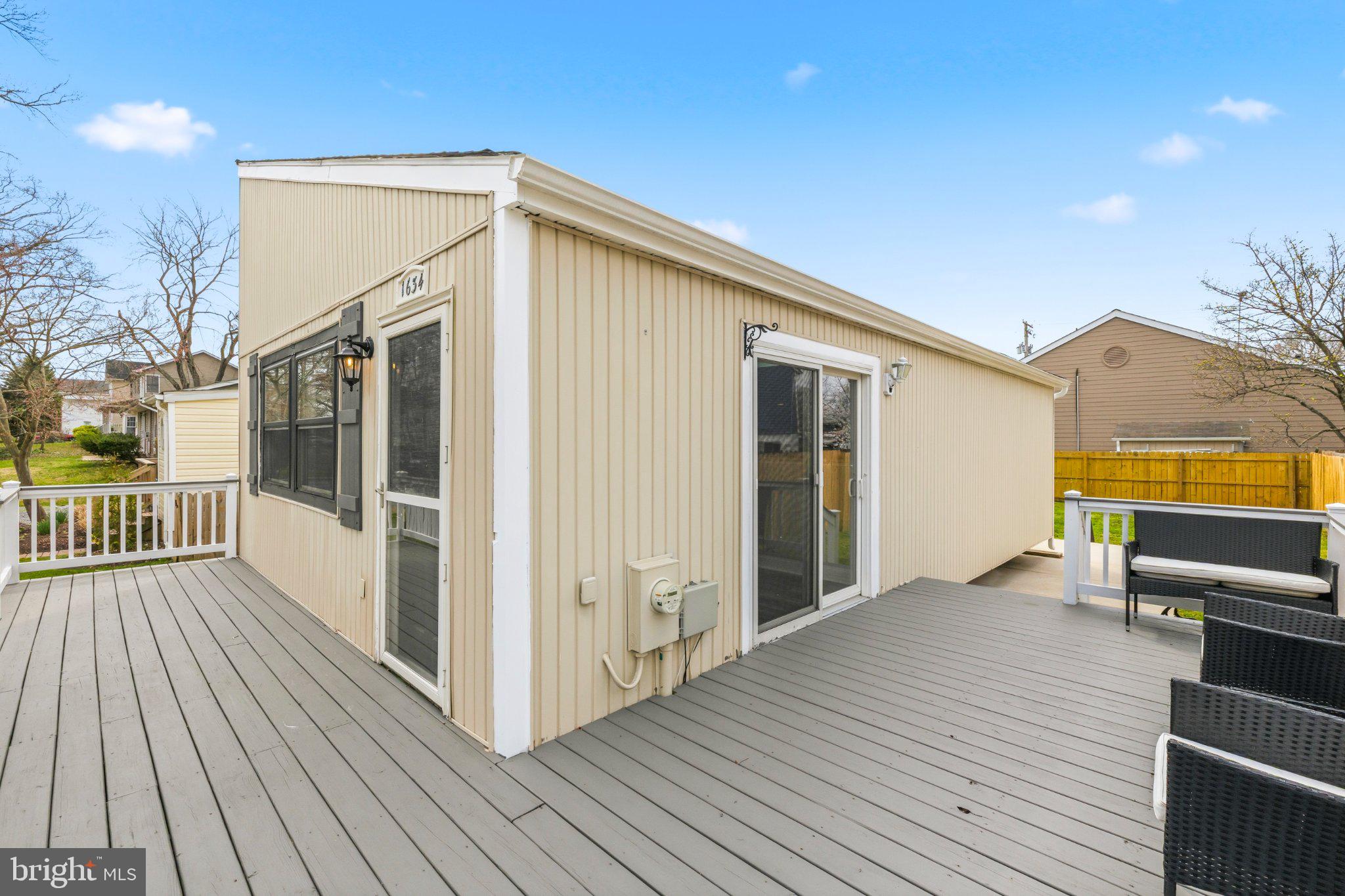 WOODLAND BEACH - Residential