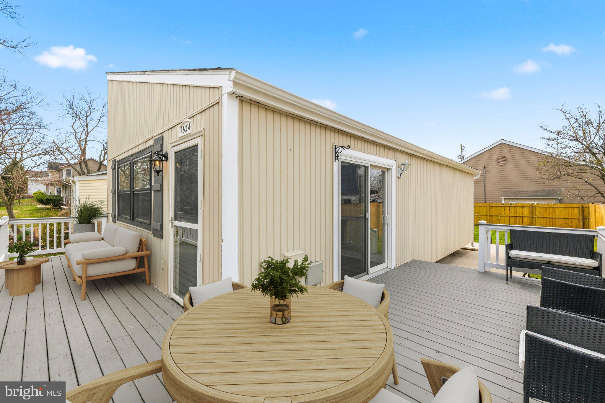 WOODLAND BEACH - Residential