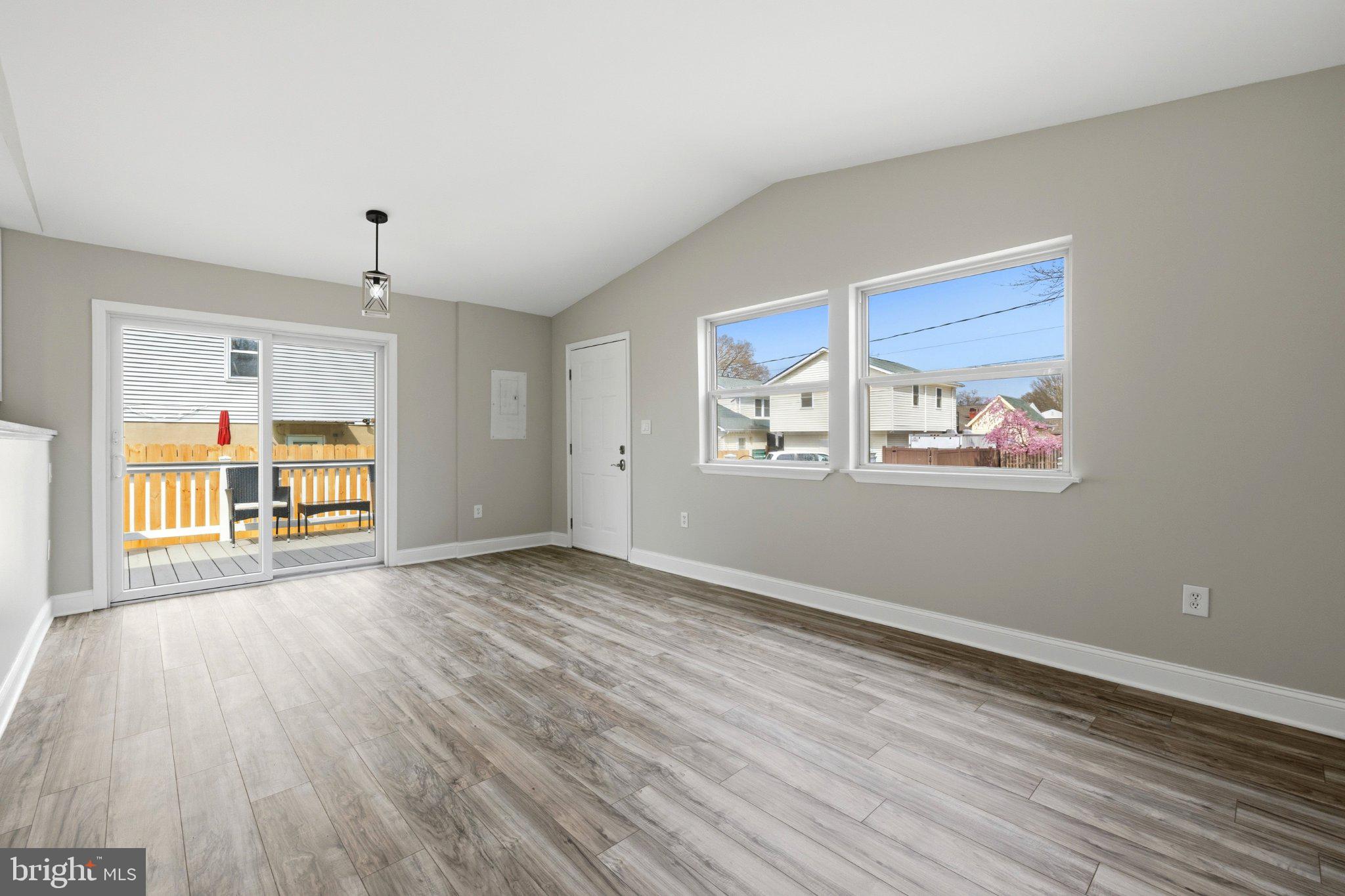 WOODLAND BEACH - Residential