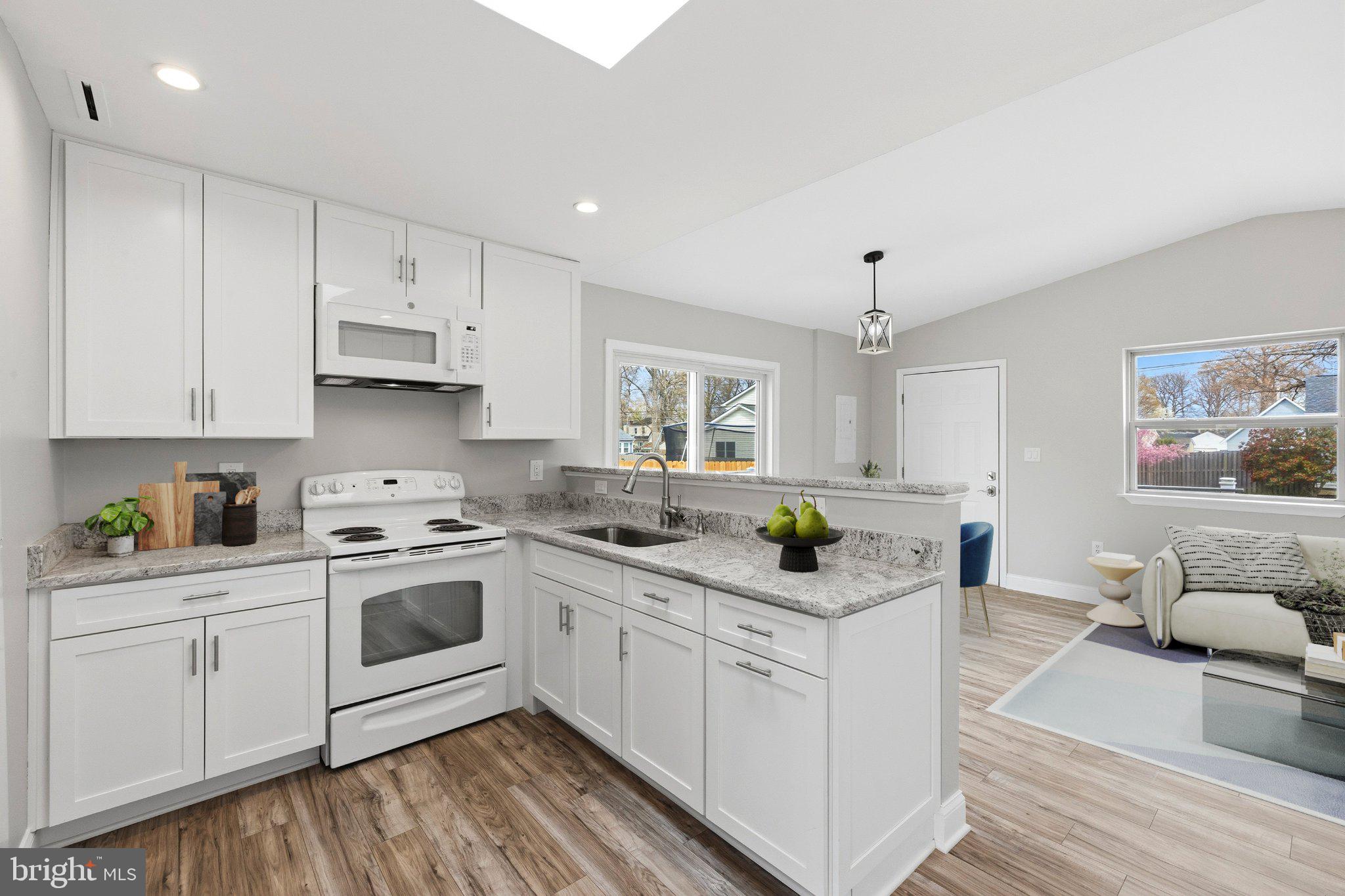 WOODLAND BEACH - Residential