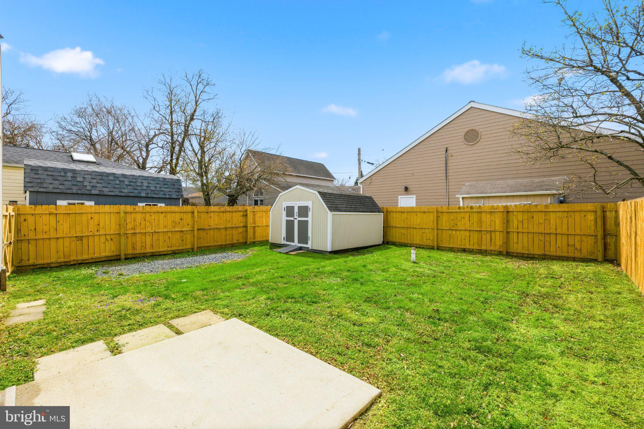 WOODLAND BEACH - Residential