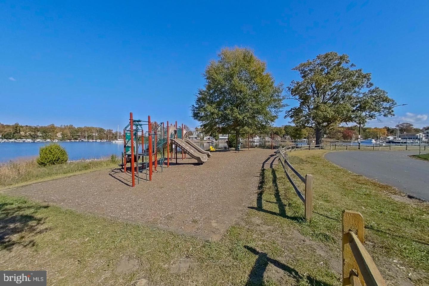 WOODLAND BEACH - Residential