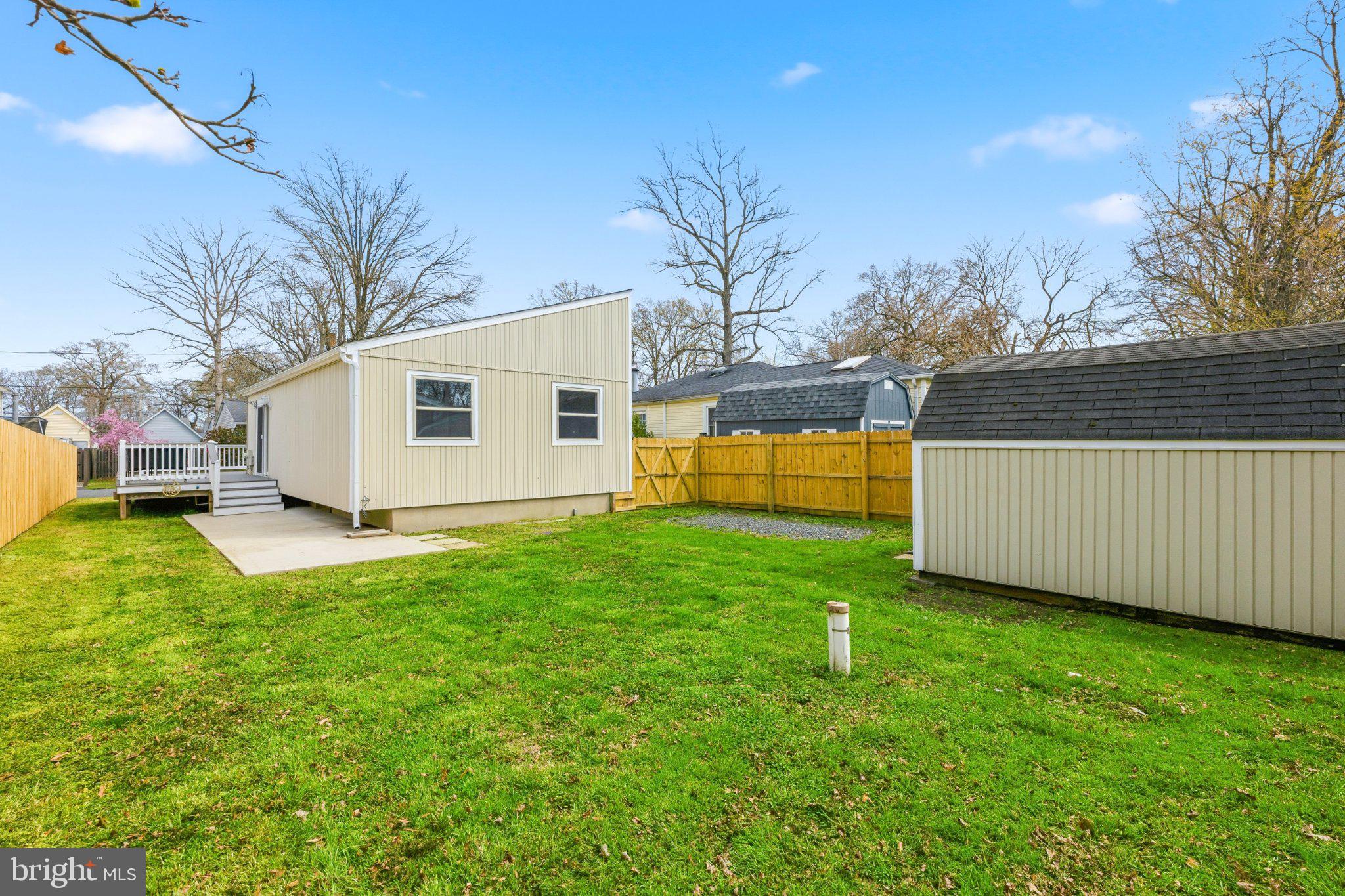 WOODLAND BEACH - Residential