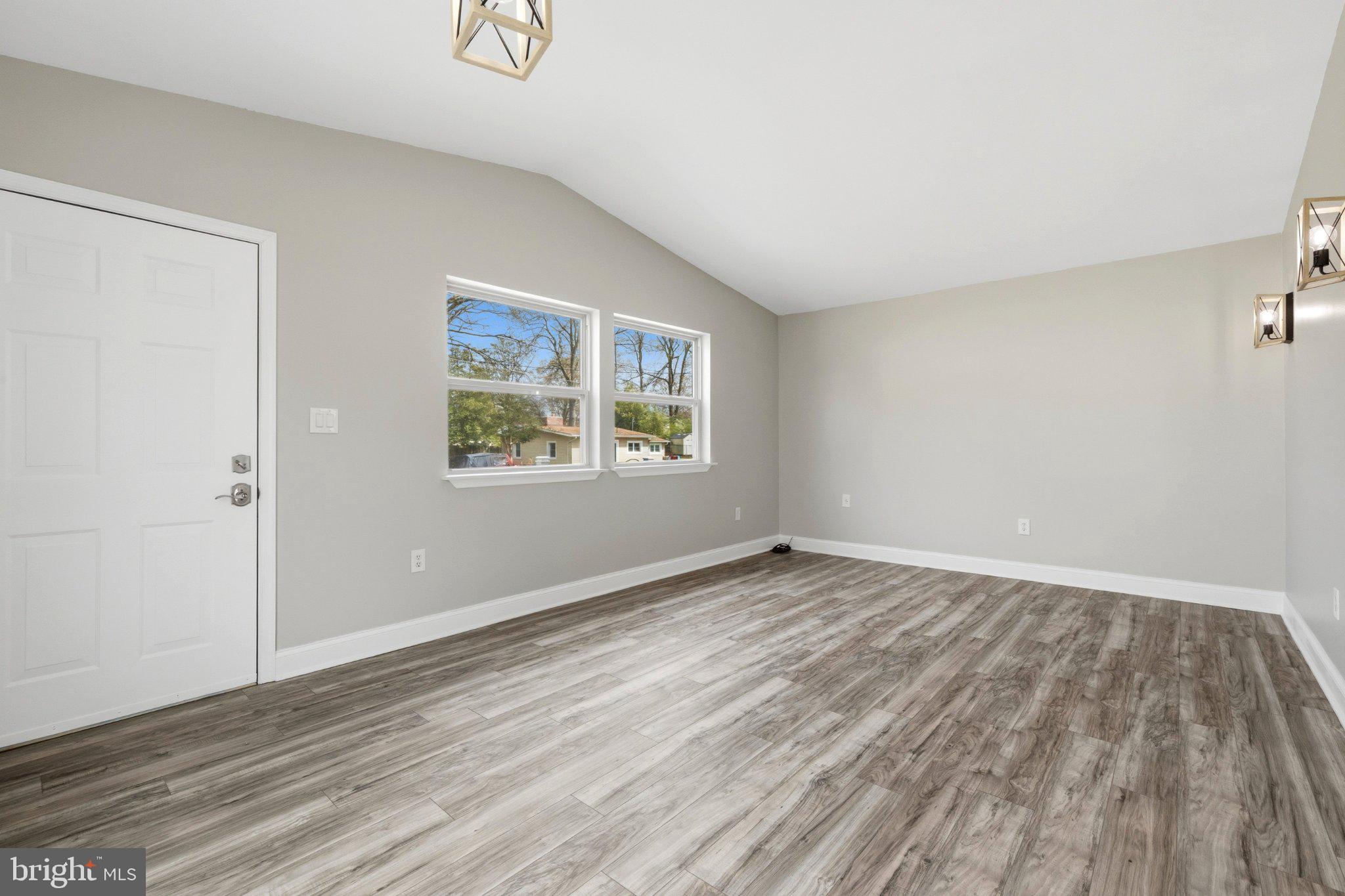 WOODLAND BEACH - Residential