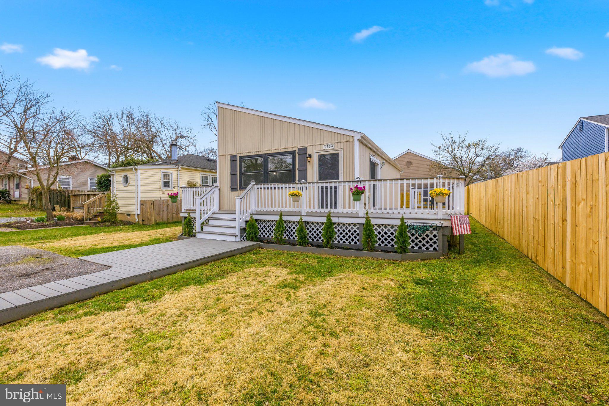 WOODLAND BEACH - Residential