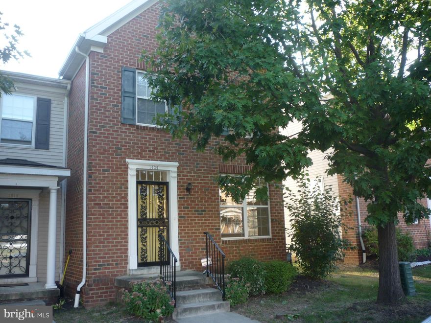 BEAUTIFULLY RENOVATED EOG 3bd/2.5b TOWNHOME THAT BOASTS BRAND NEW STAINLESS STEEL APPLIANCES..NEW LAMINATED WOOD FLOORS & W/W CARPET THROUGHOUT..NEW BATHROOM VANITIES/NEW TOILET SEATS/LIGHT FIXTURES..FRESH NEWLY PAINTED WALLS ON MAIN & UPPER LEVEL..WALK-IN CLOSETS. GAS HEAT & CENTRAL AIR, UPDATED ELECTRIC, CLOTHES WASHER & DRYER.