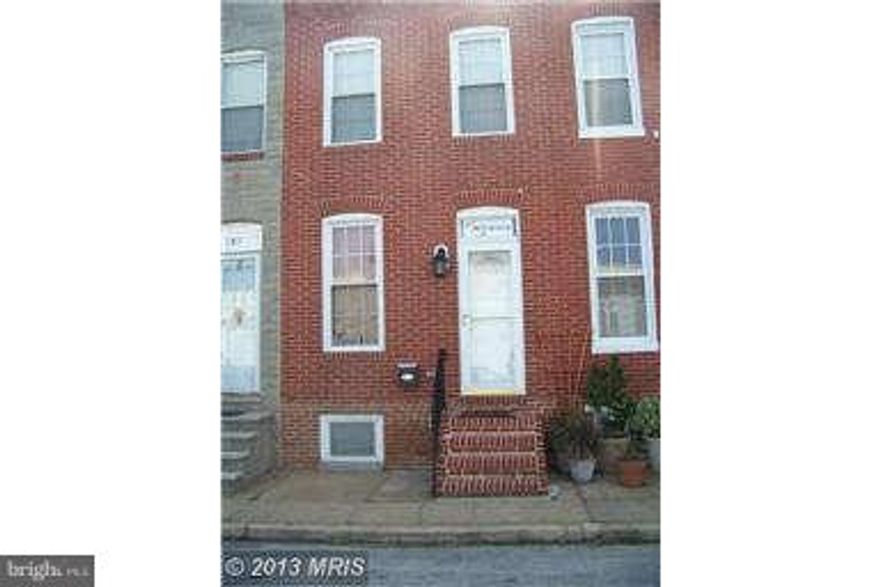 Just reduced to $2100! 3 bedroom / 3 1/2 bath brick townhouse. Completely renovated. 3 spacious levels with multi level roof deck. Master bedroom with attached bath. Stainless steel appliances. Stackable washer/dryer. Ready for you to move right in. Convenient to downtown, Inner Harbor, I-95 & all Federal Hill attractions.