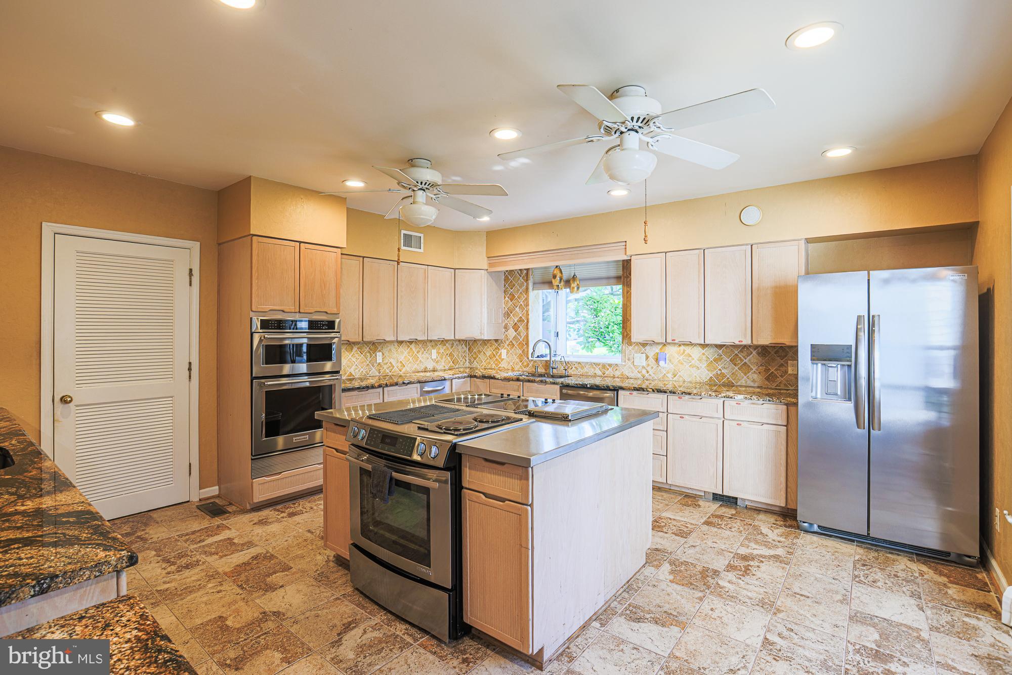 QUEEN ANNE COLONY - Residential