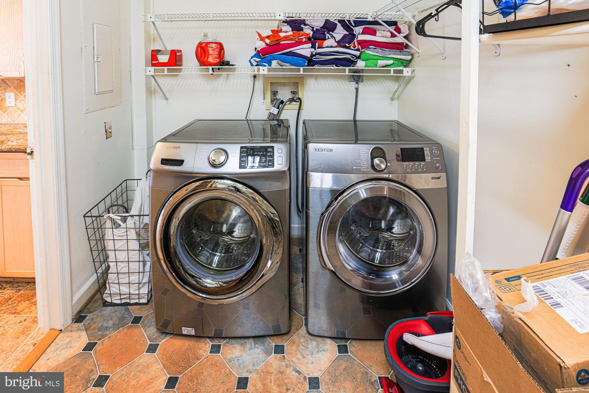 QUEEN ANNE COLONY - Residential