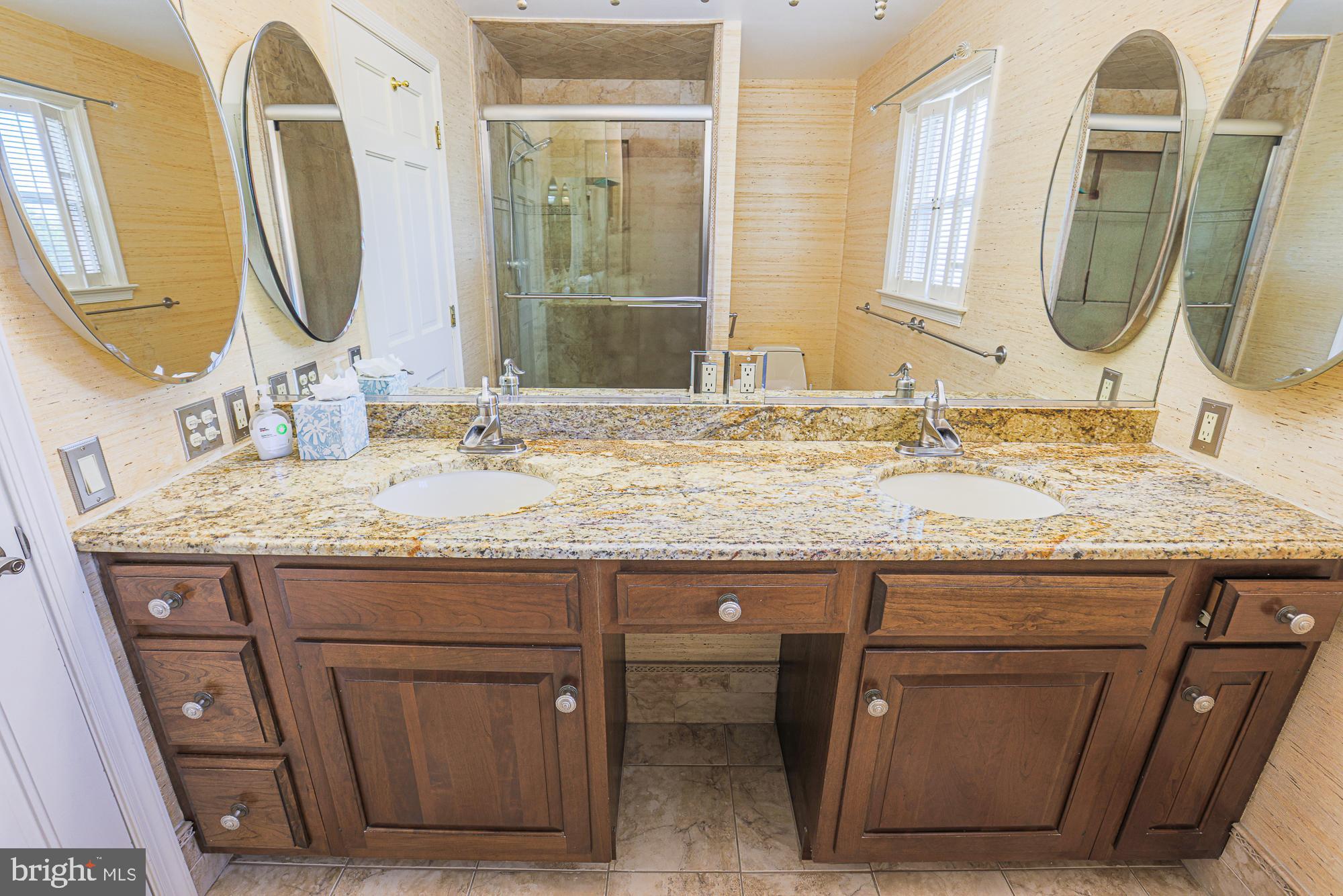 QUEEN ANNE COLONY - Residential