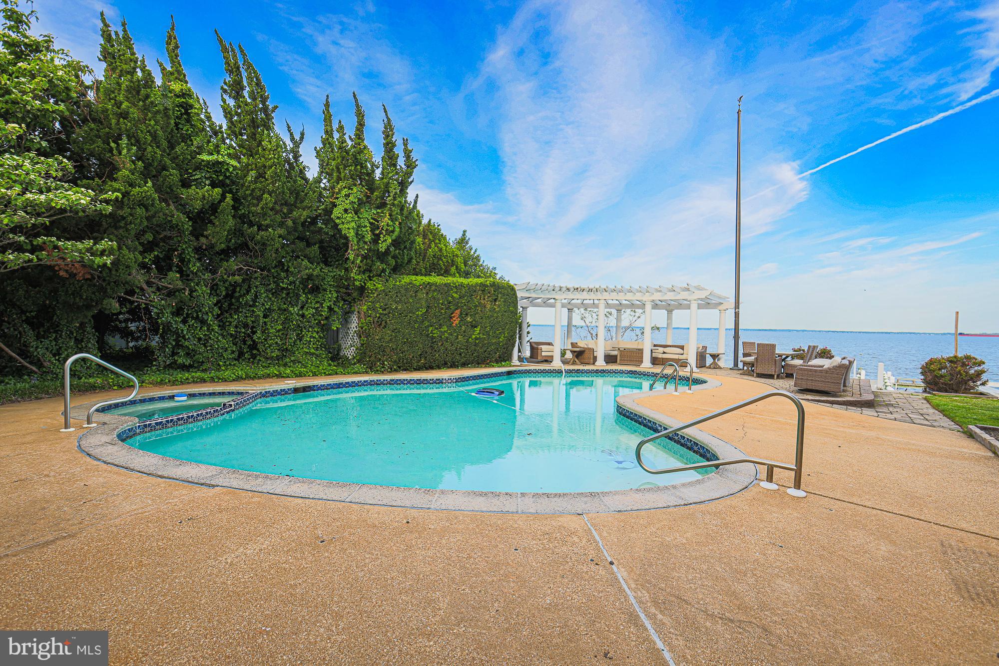 QUEEN ANNE COLONY - Residential