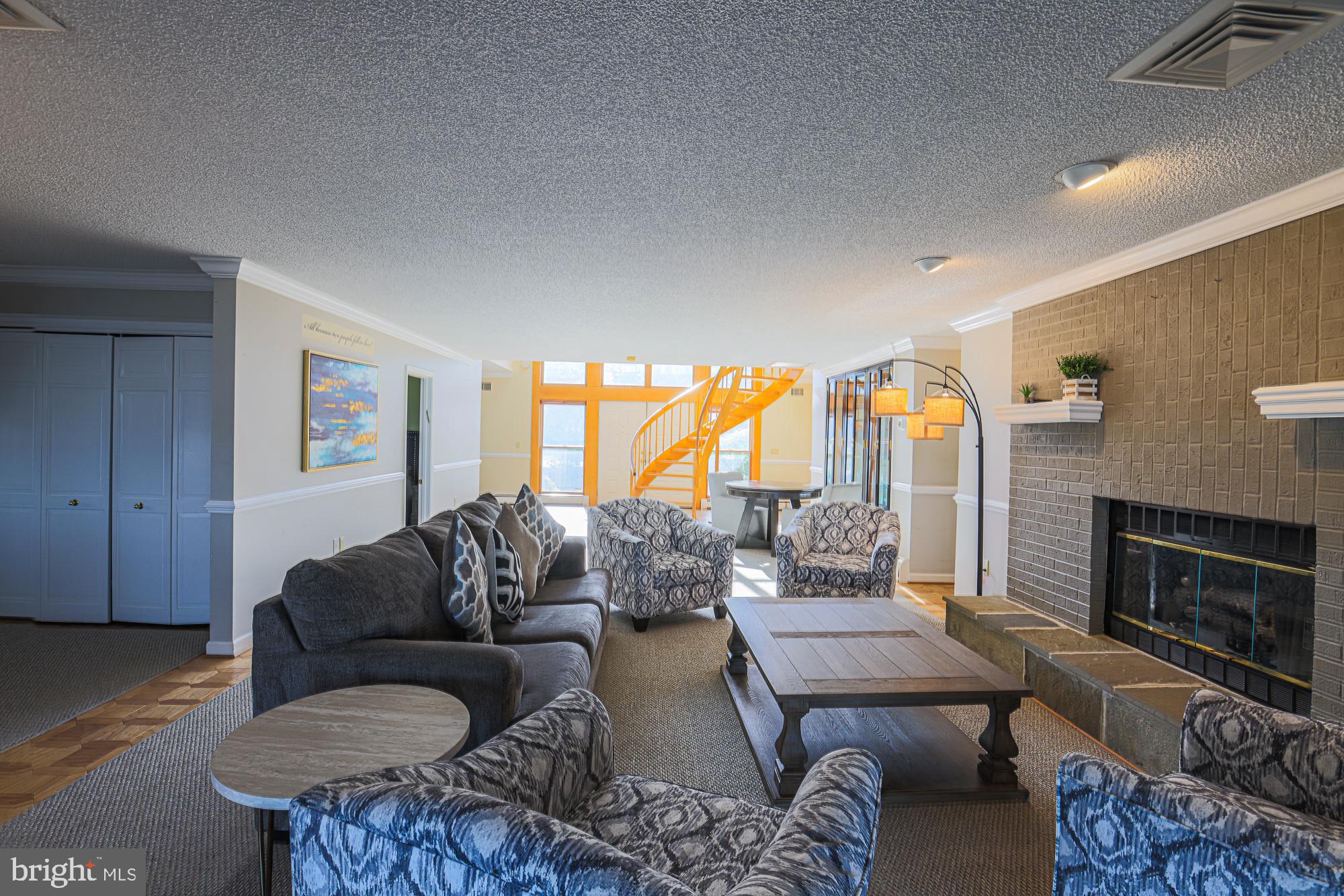 QUEEN ANNE COLONY - Residential