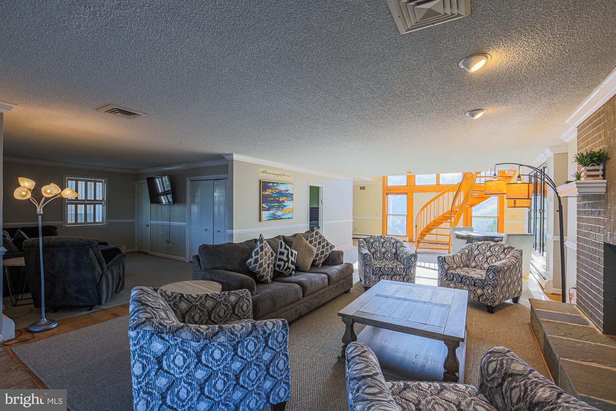 QUEEN ANNE COLONY - Residential