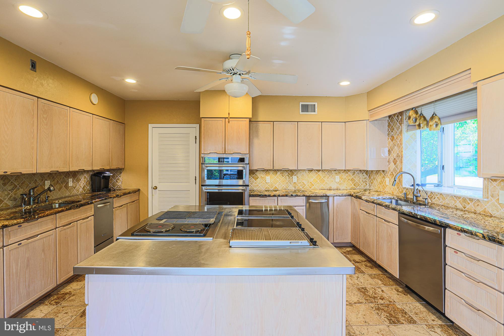 QUEEN ANNE COLONY - Residential