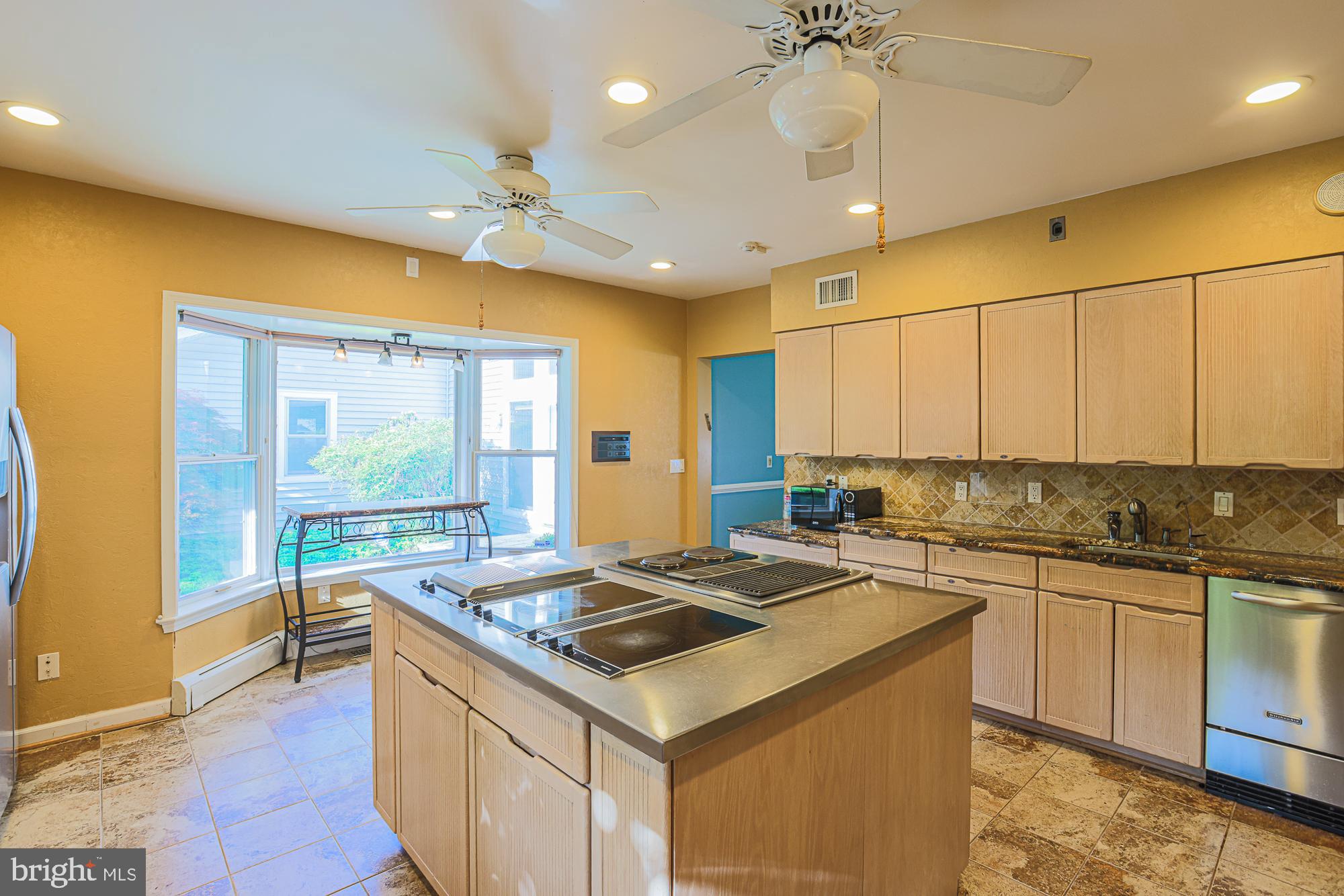 QUEEN ANNE COLONY - Residential