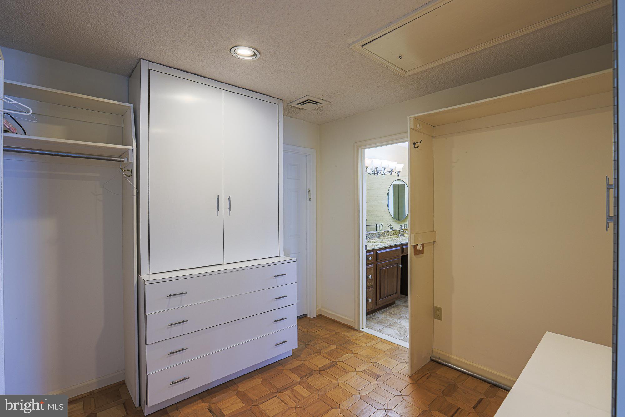 QUEEN ANNE COLONY - Residential