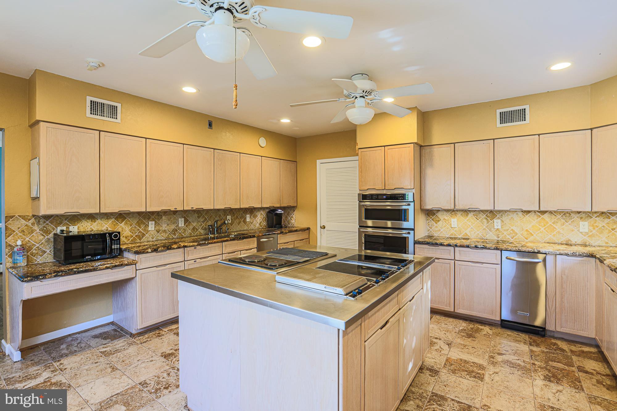 QUEEN ANNE COLONY - Residential