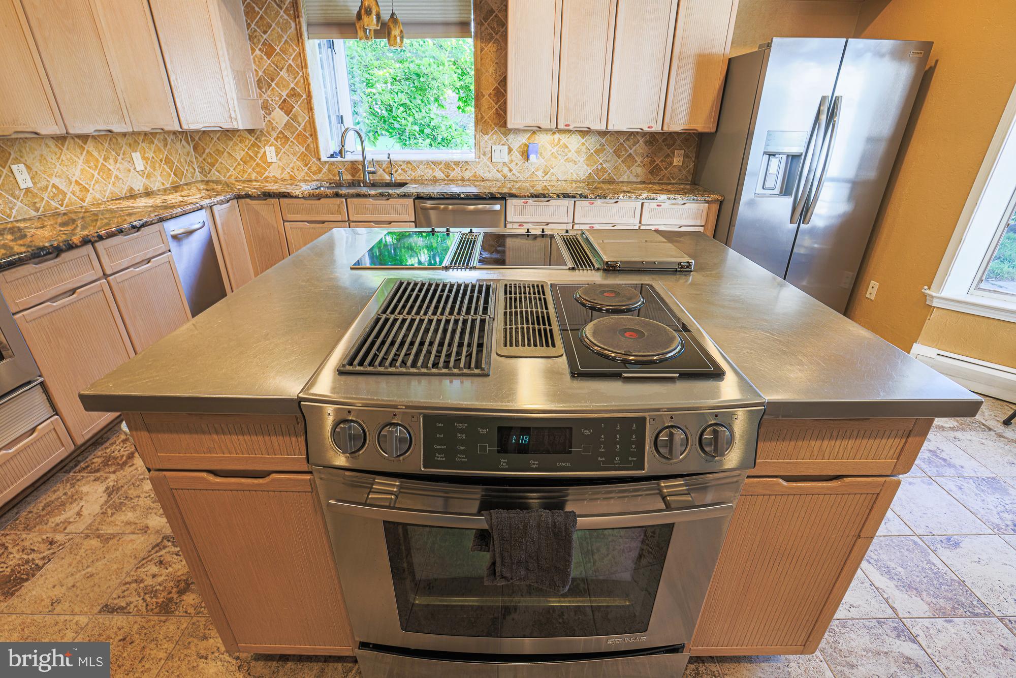 QUEEN ANNE COLONY - Residential