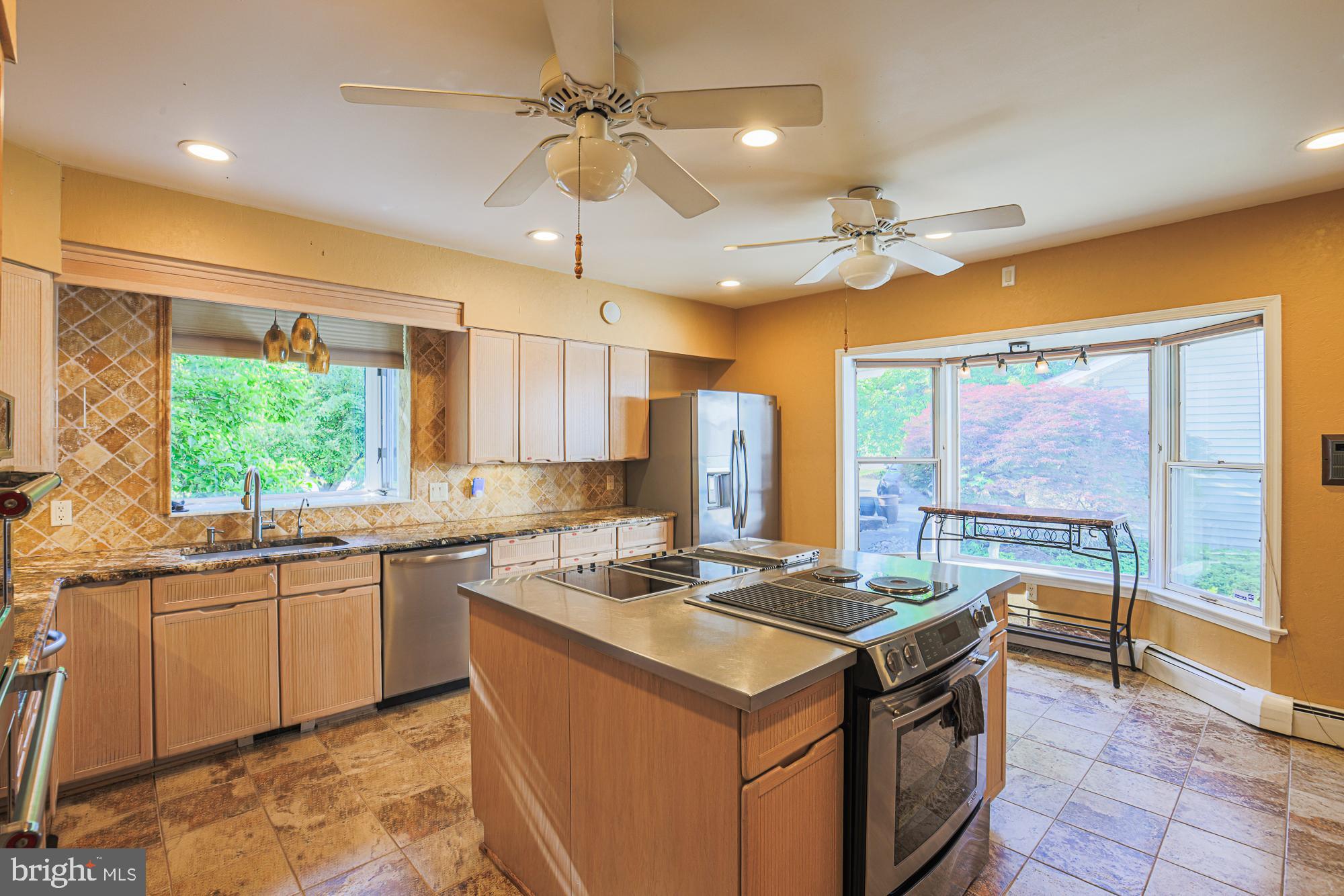 QUEEN ANNE COLONY - Residential