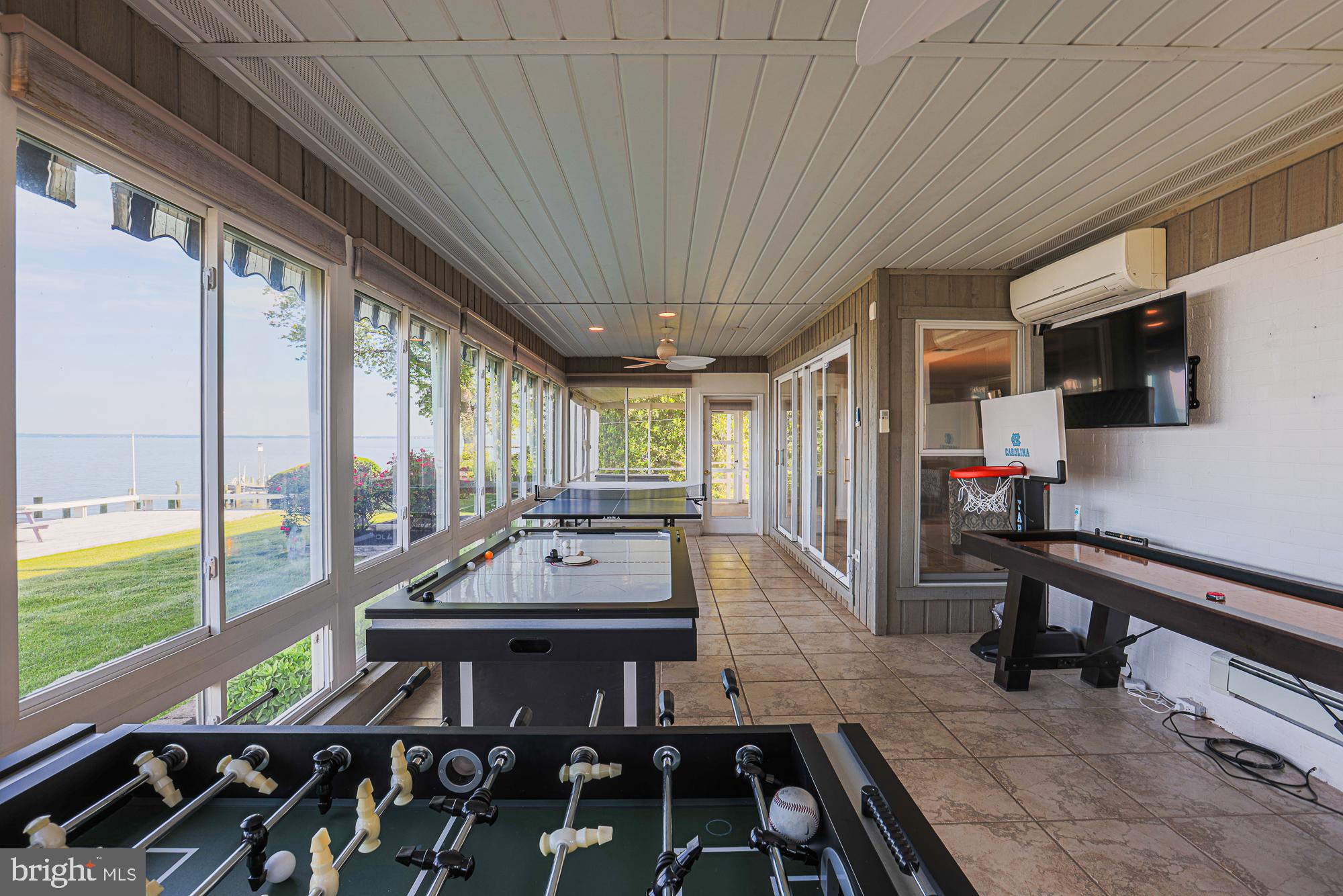 QUEEN ANNE COLONY - Residential