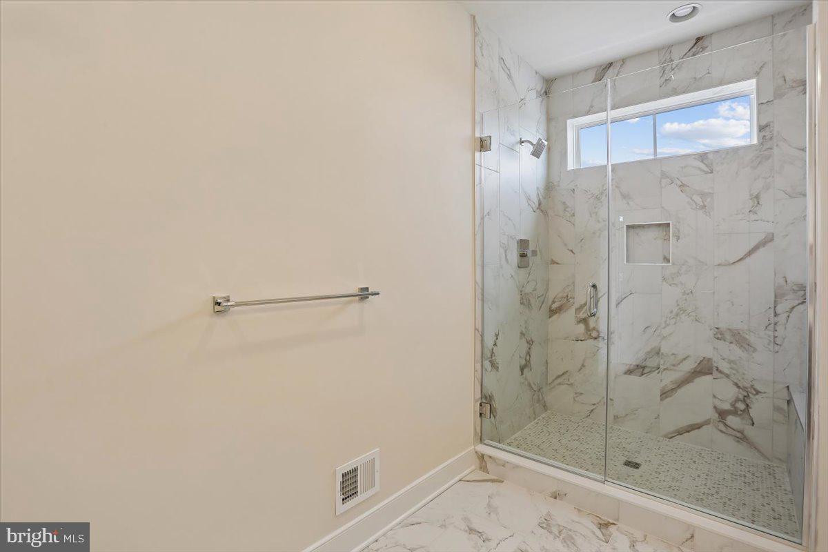 POOLESVILLE - Residential