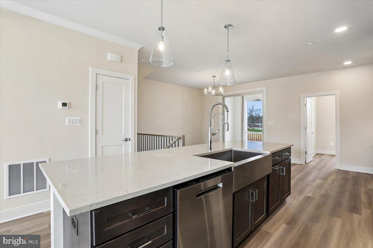 POOLESVILLE - Residential