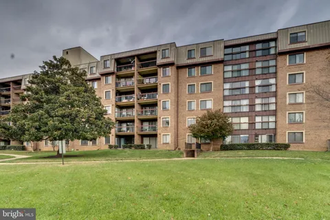 10300 Bushman Drive Unit 209, Oakton, VA MLS: VAFX2239370