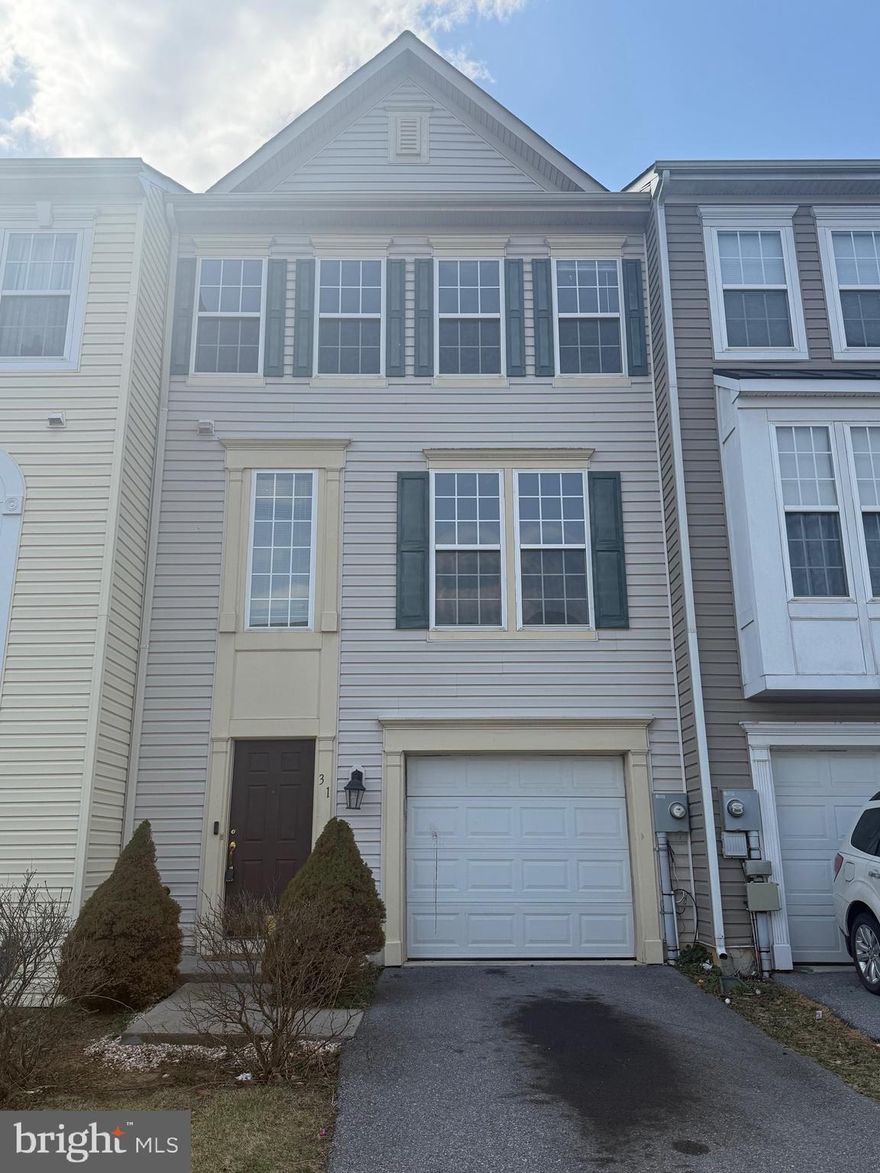 Beautiful townhome move in ready and within walking distance to schools and shopping!  Spacious layout on the main level with kitchen island. pantry and large living room. Exterior deck and fenced in backyard make a perfect spot to relax or entertain! Master bedroom includes a walk-in closet, bathroom with a soaking tub and separate shower.  Finished basement with a half bath that leads to the fenced in backyard. 
Located within minutes of I81 in Berkeley Ridge!