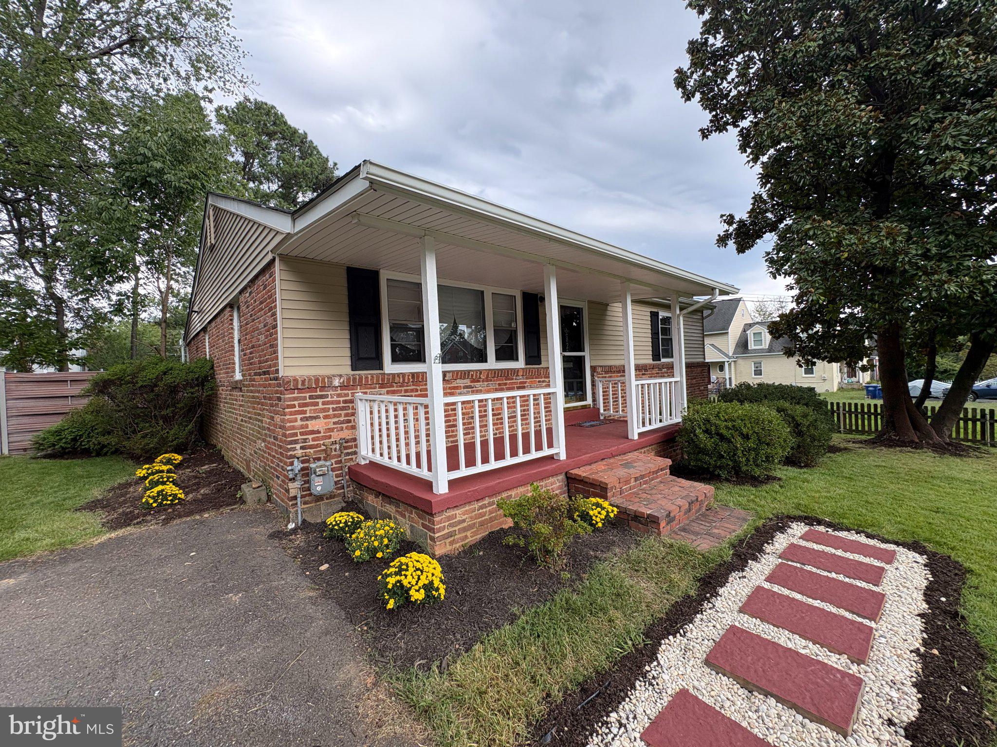 2822 E SIDE DRIVE