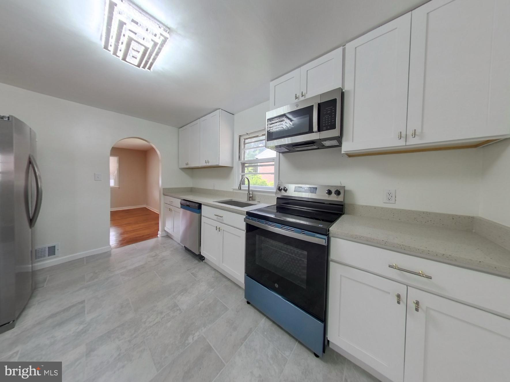 2822 E SIDE DRIVE