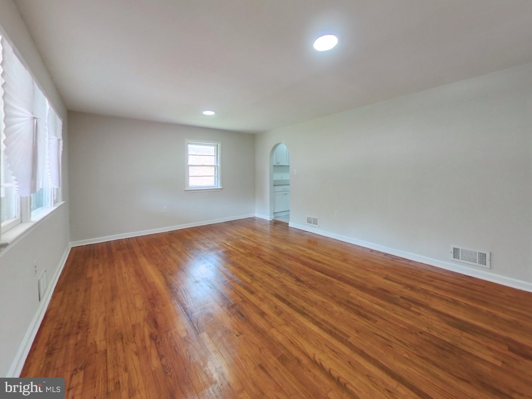 2822 E SIDE DRIVE