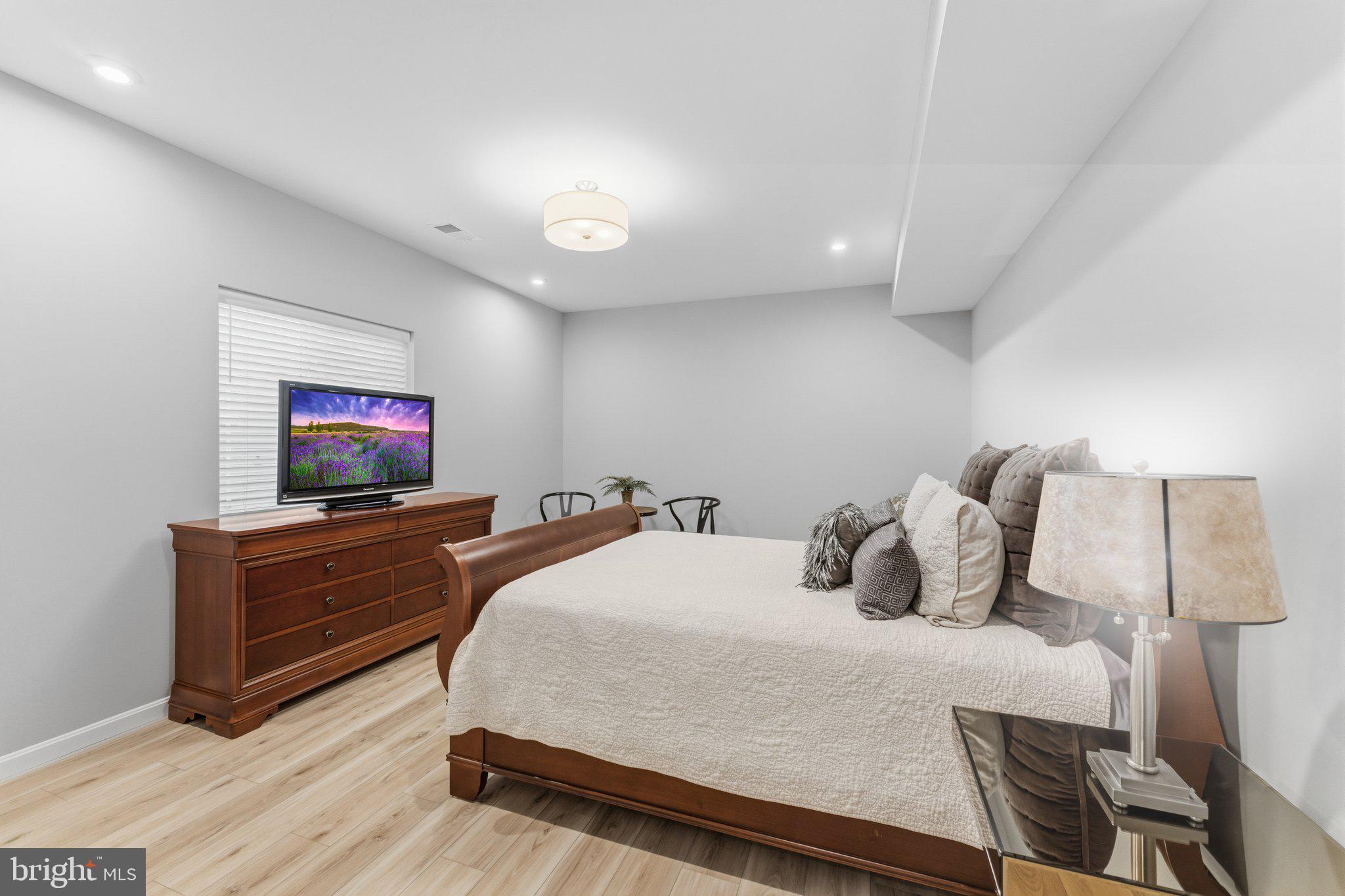 ABRAMS POINTE - Residential