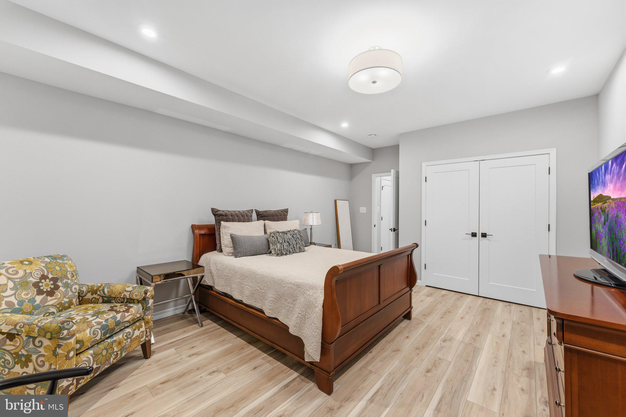 ABRAMS POINTE - Residential
