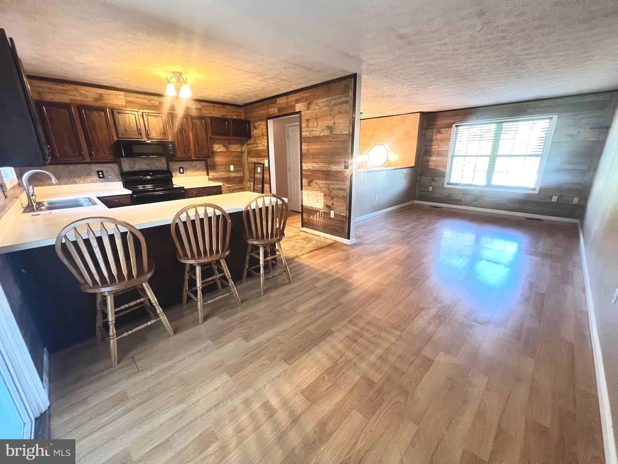 DOUGLAS OAKS - Residential