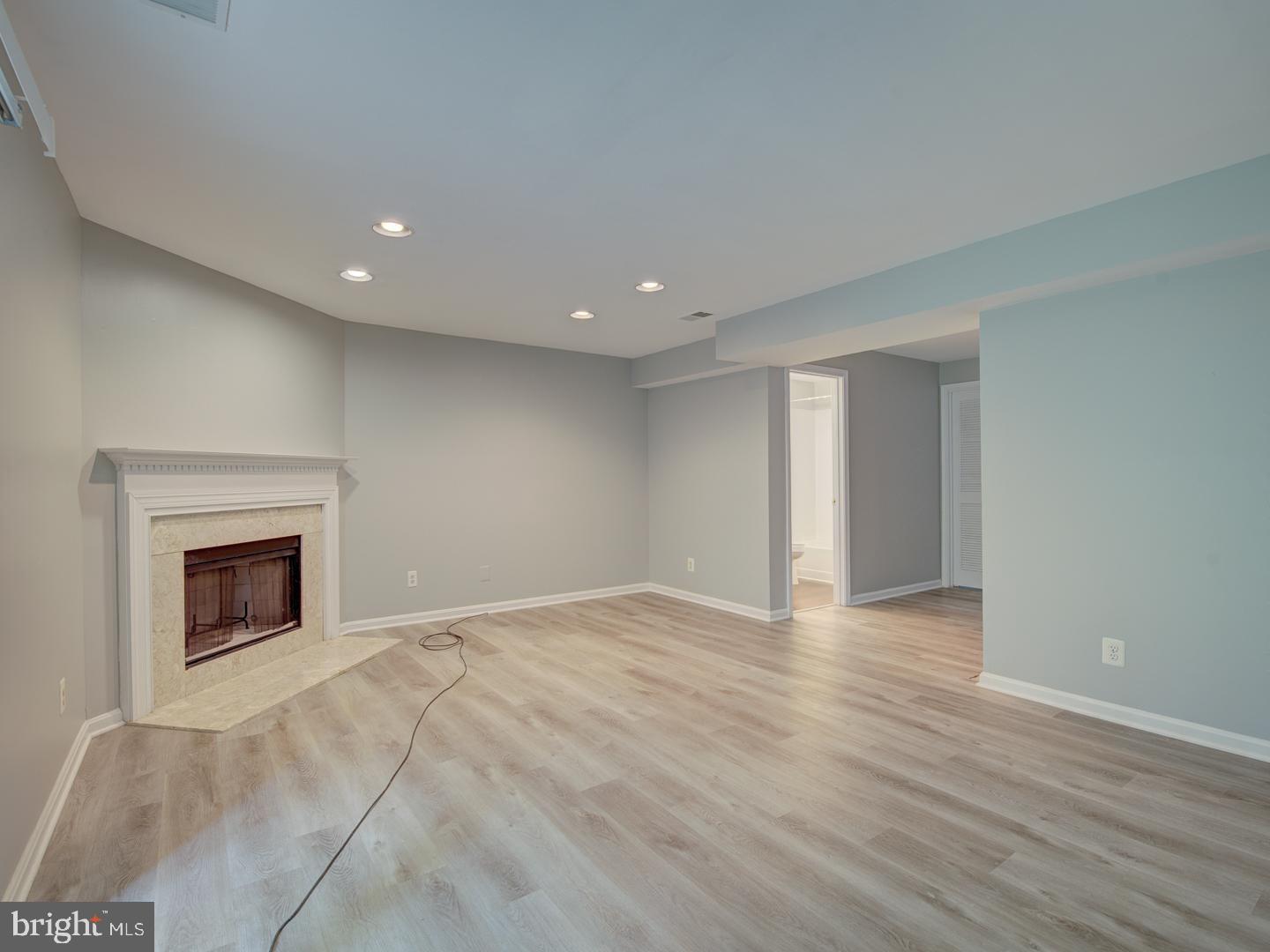 ENGLAND RUN TOWNHOUSES - Residential